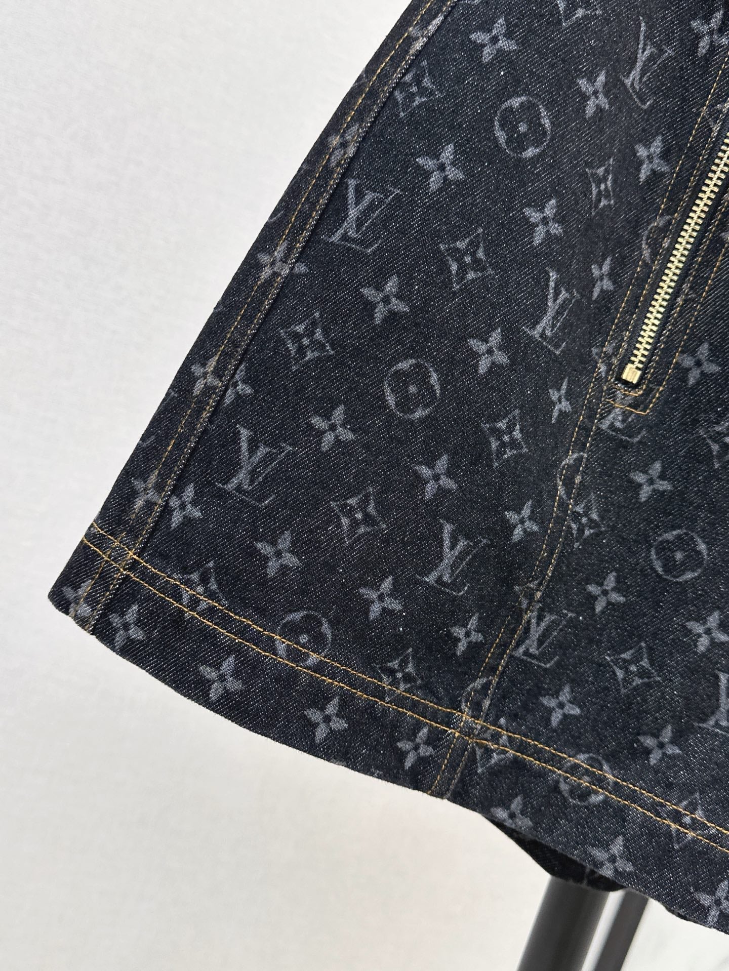 Loui* 25ss monogram zipper denim shorts