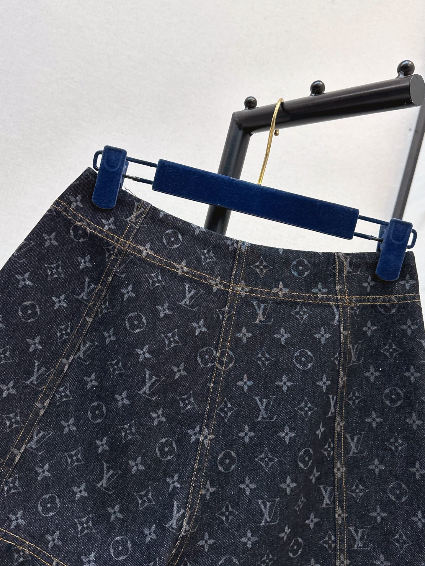 Loui* 25ss monogram zipper denim shorts