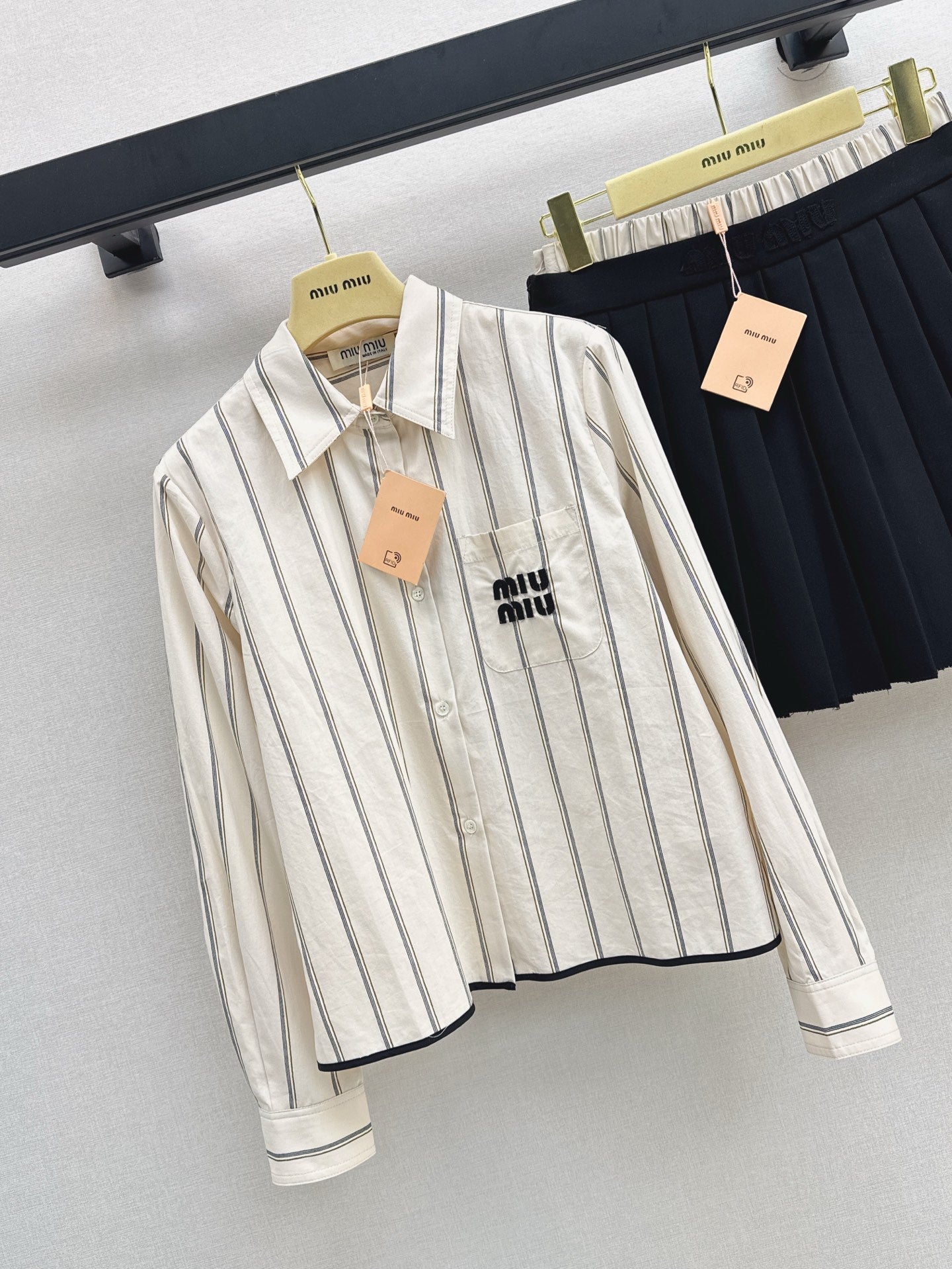M*u 25ss  cotton shirt + pleated skirt set