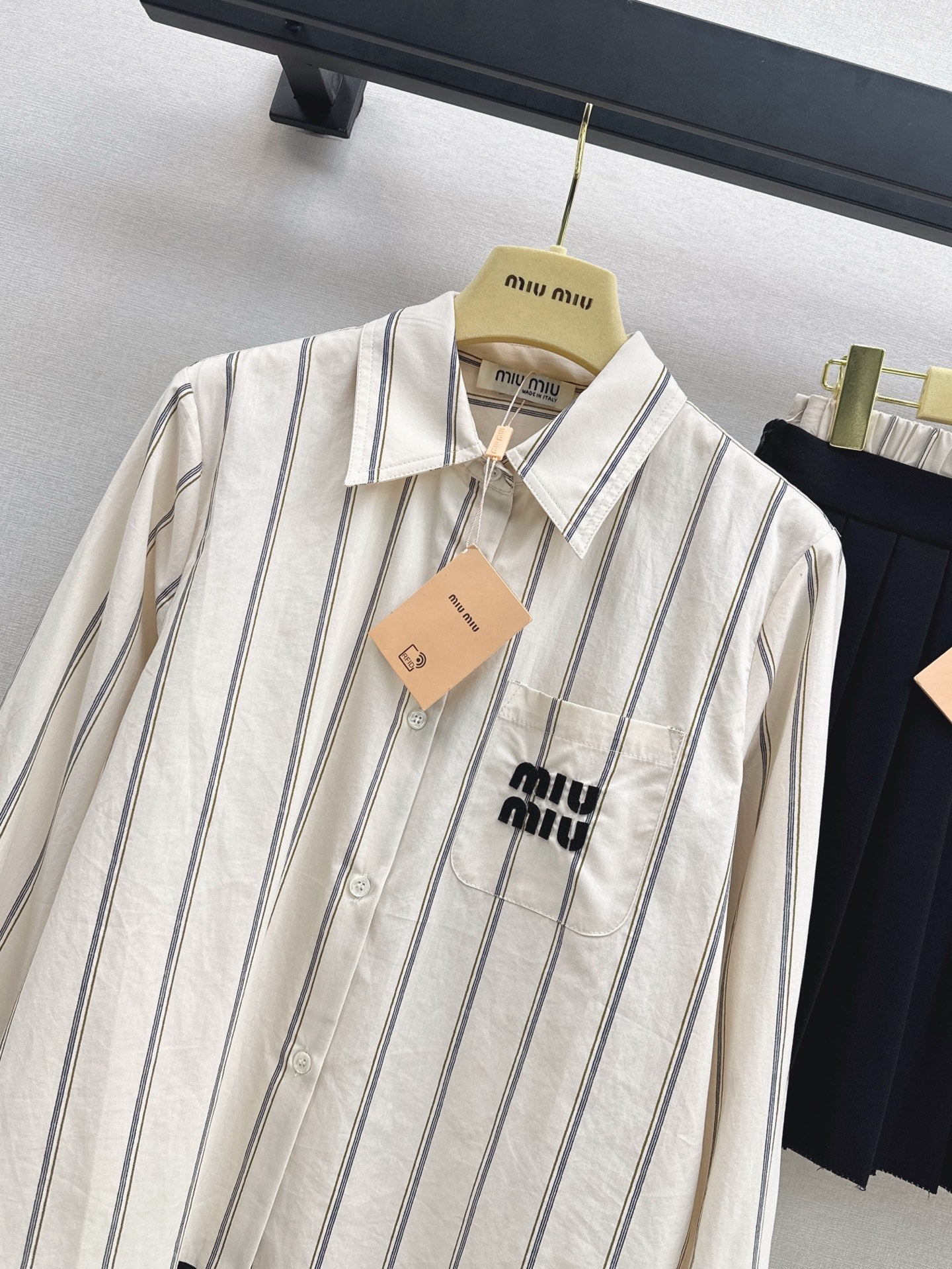 M*u 25ss  cotton shirt + pleated skirt set