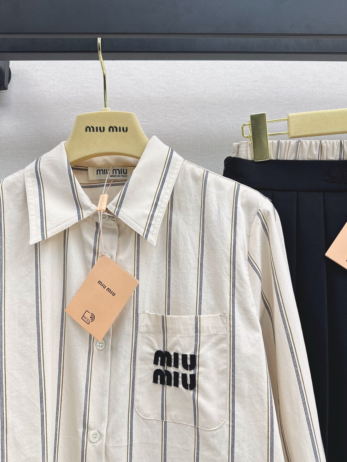 M*u 25ss  cotton shirt + pleated skirt set