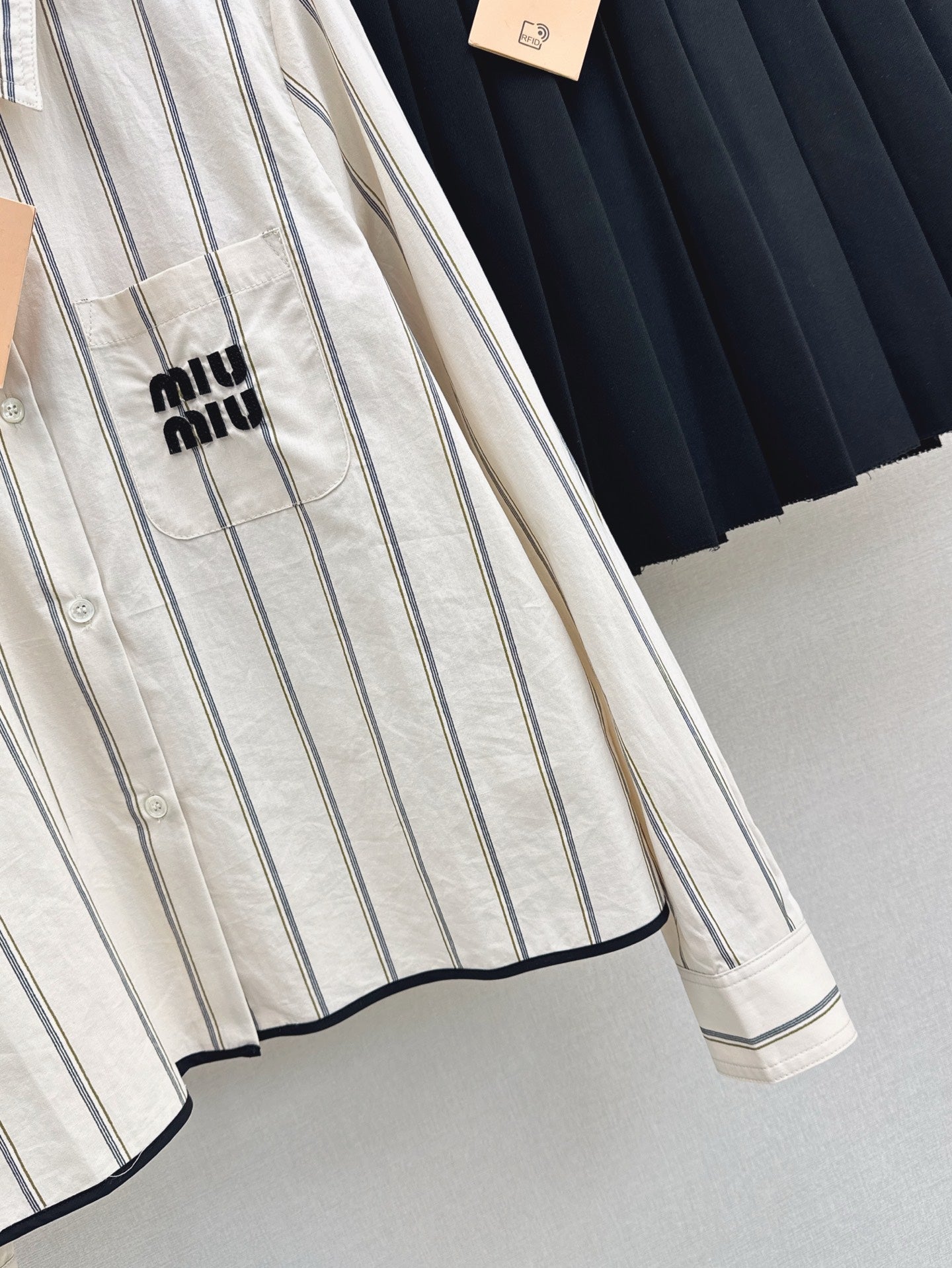 M*u 25ss  cotton shirt + pleated skirt set