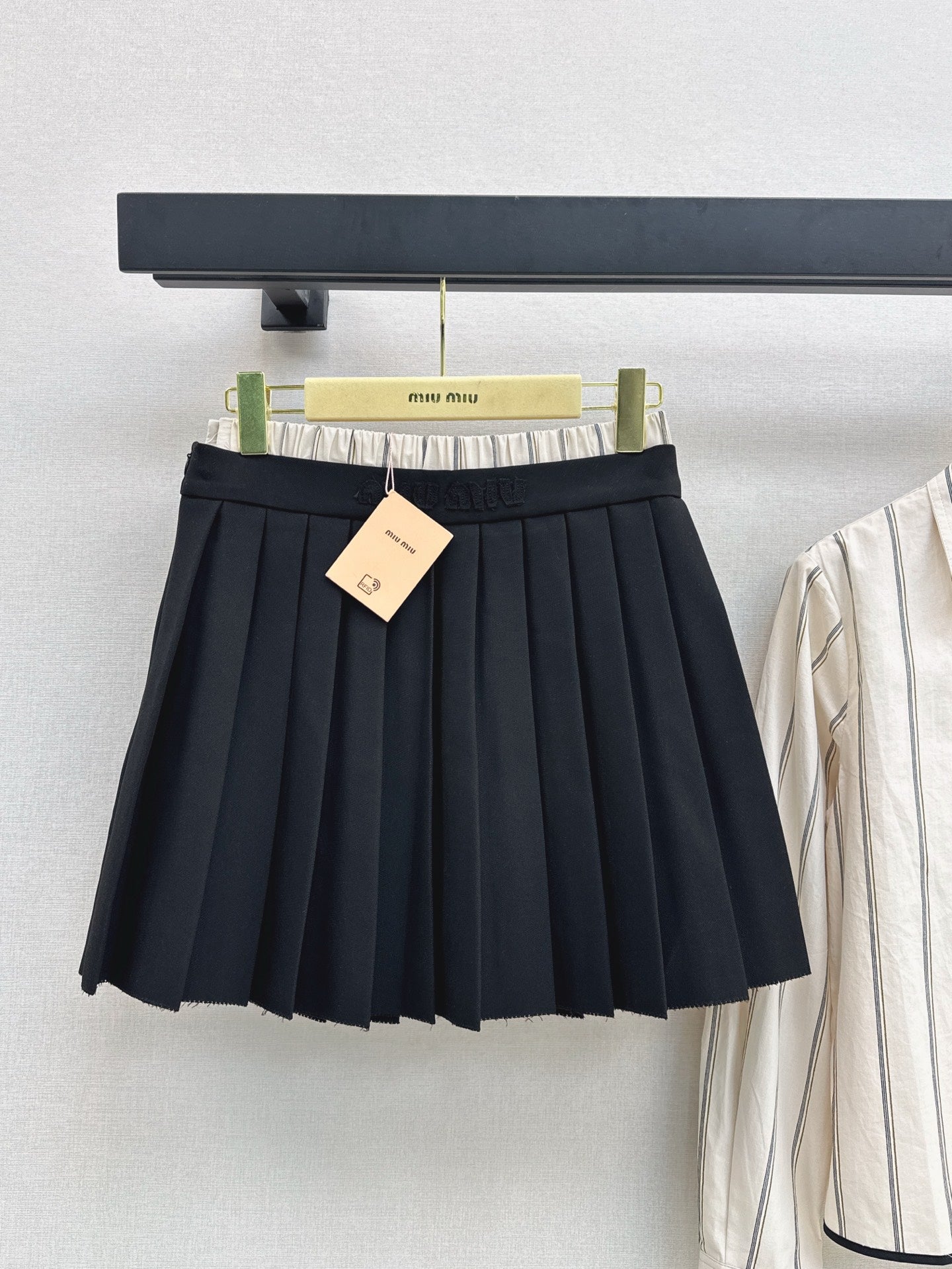 M*u 25ss  cotton shirt + pleated skirt set