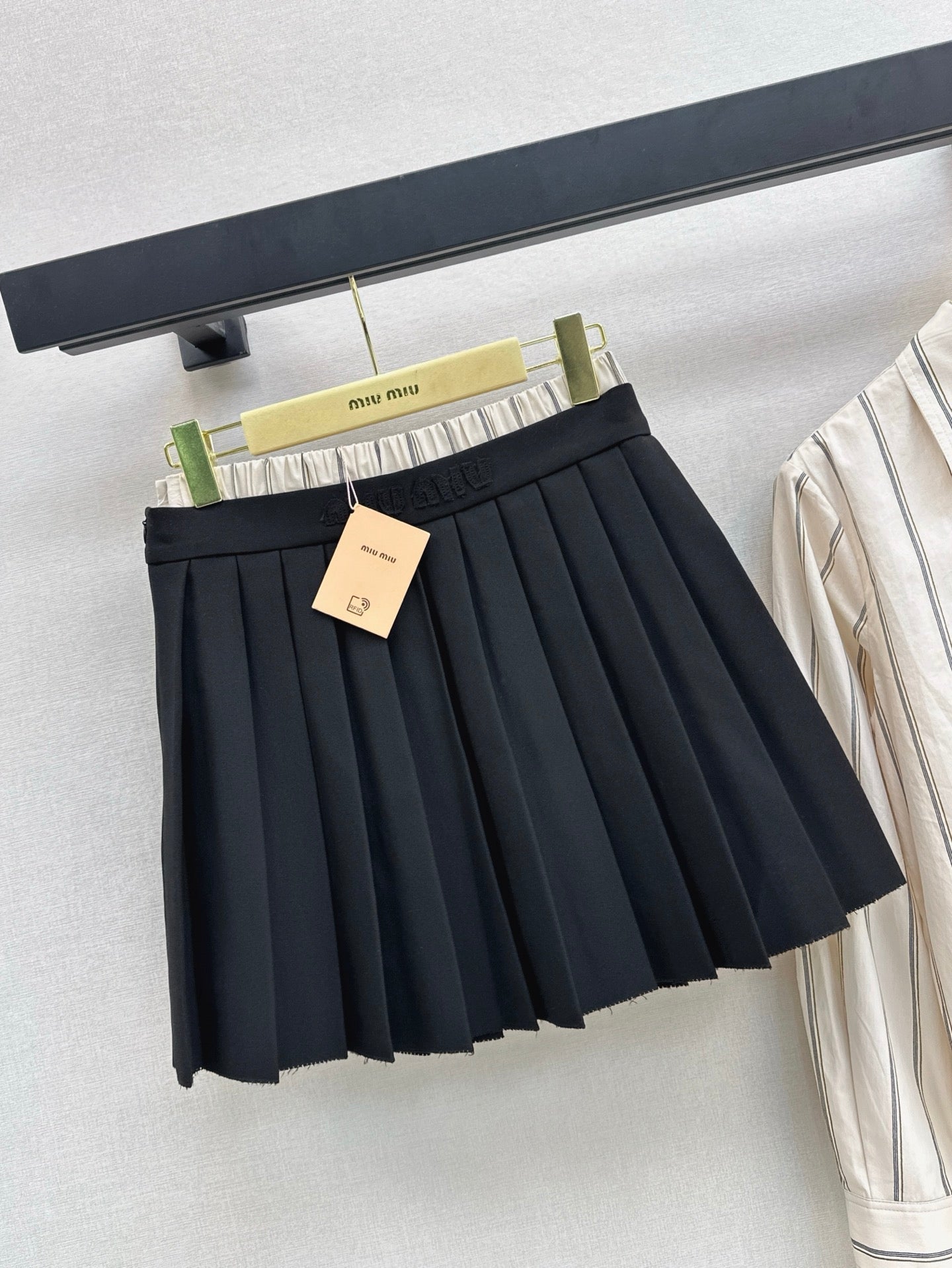M*u 25ss  cotton shirt + pleated skirt set