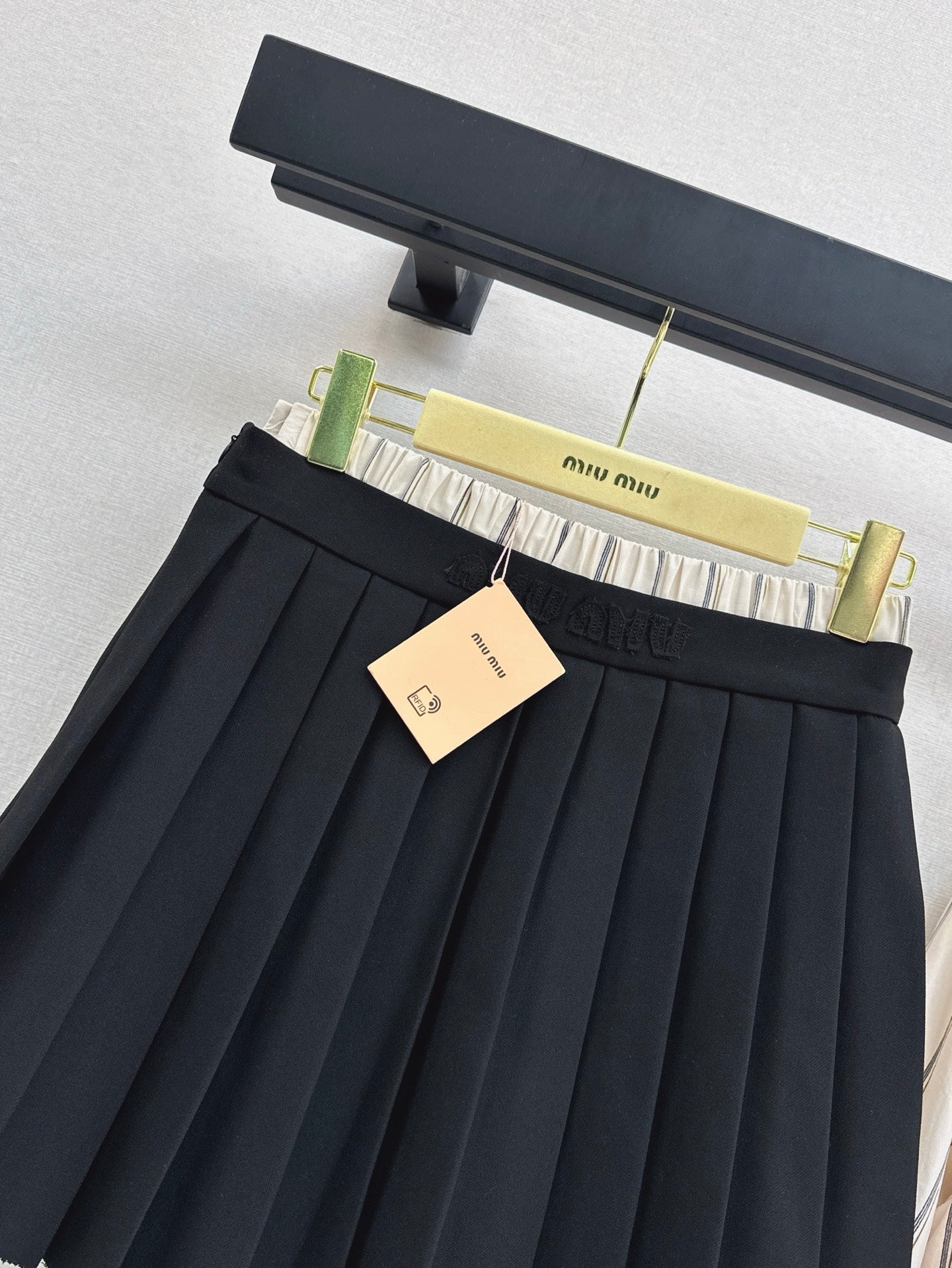 M*u 25ss  cotton shirt + pleated skirt set