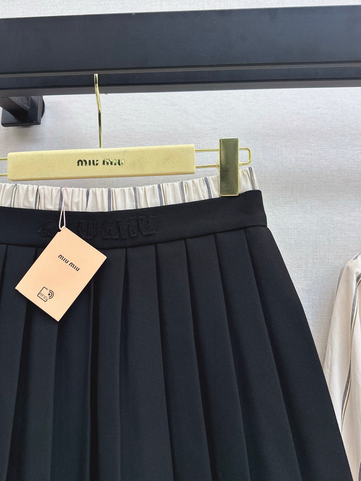 M*u 25ss  cotton shirt + pleated skirt set