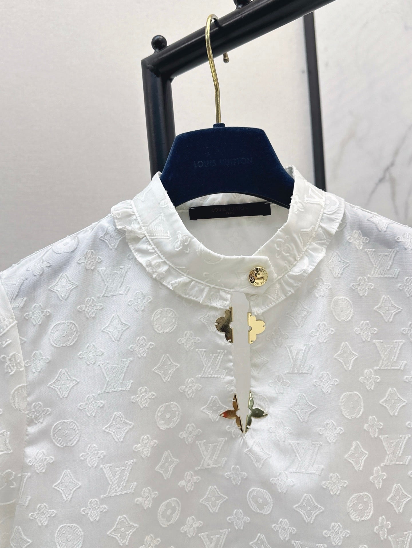 Loui* 25ss monogram jacquard stand collar top