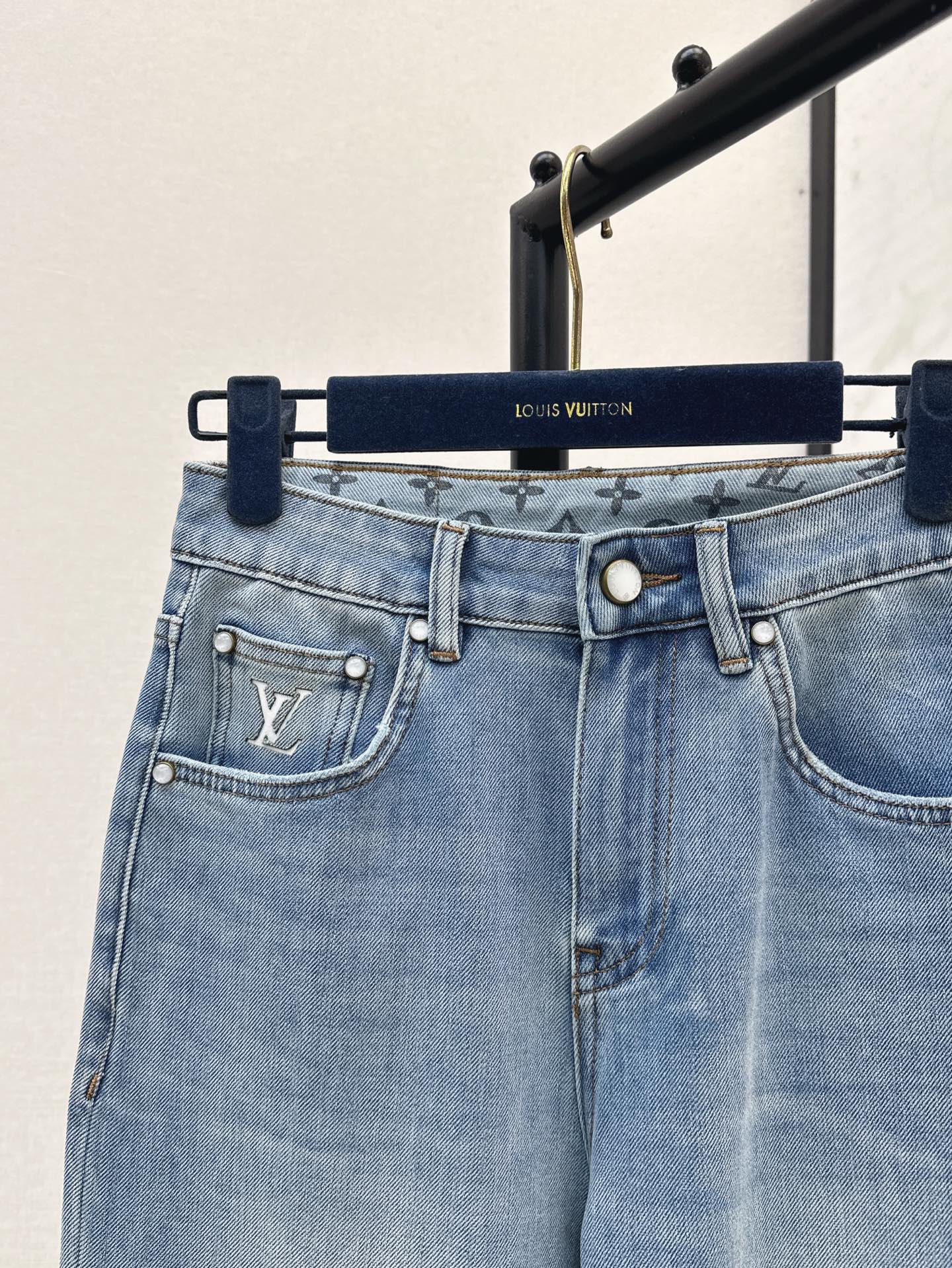 Loui* 25ss embroidered Straight-Cut Jeans