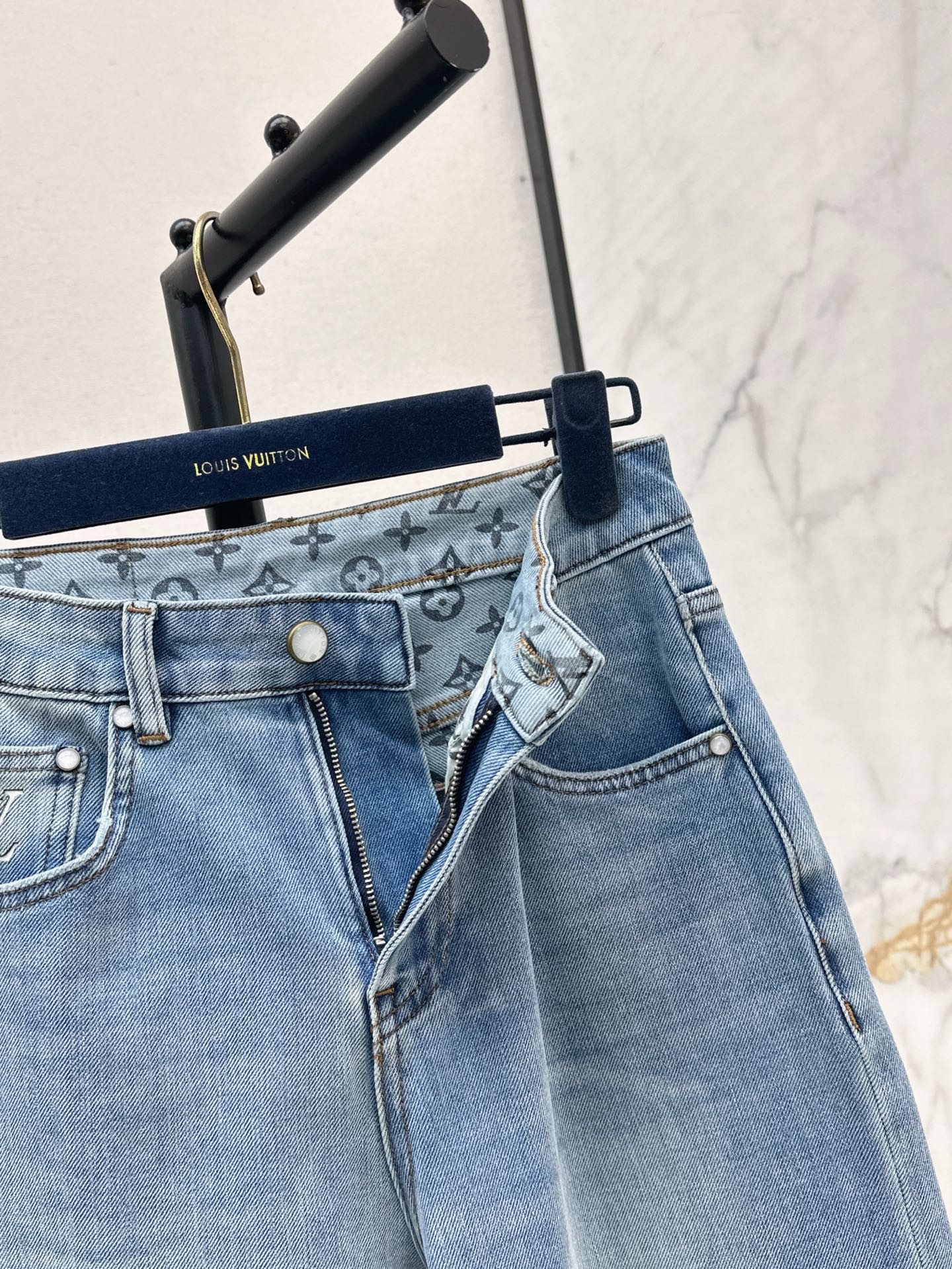 Loui* 25ss embroidered Straight-Cut Jeans