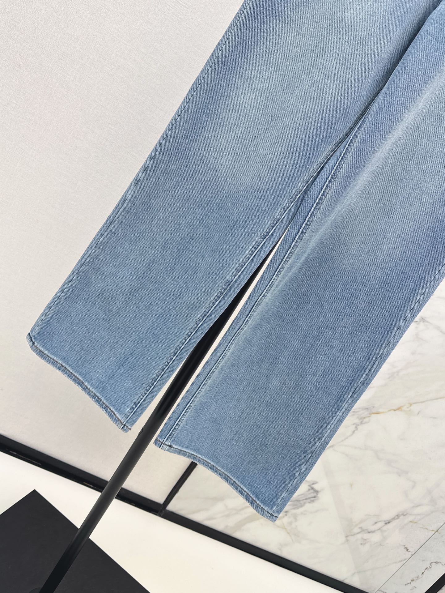 Loui* 25ss embroidered Straight-Cut Jeans