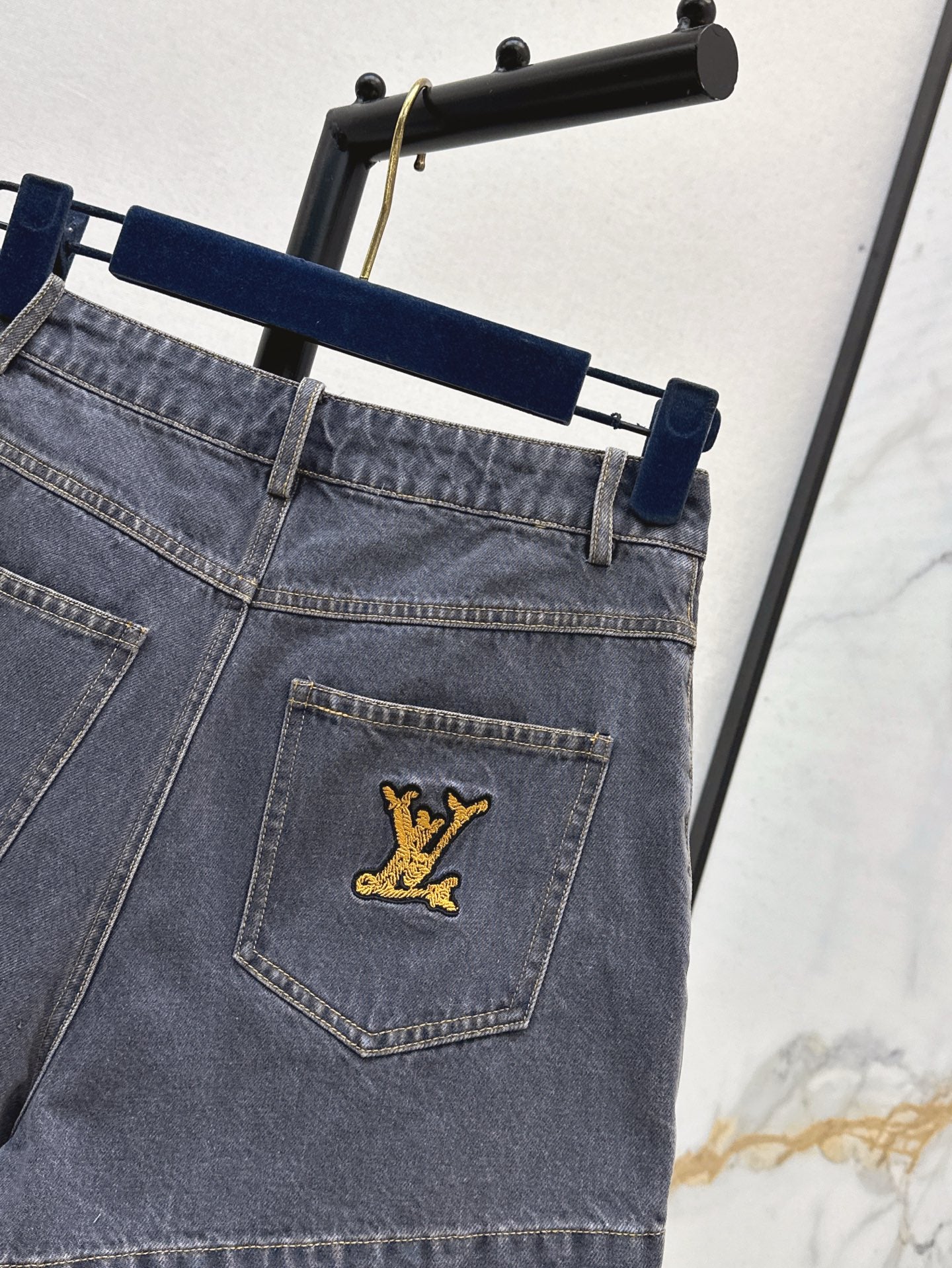 Loui* 25ss embroidered denim short