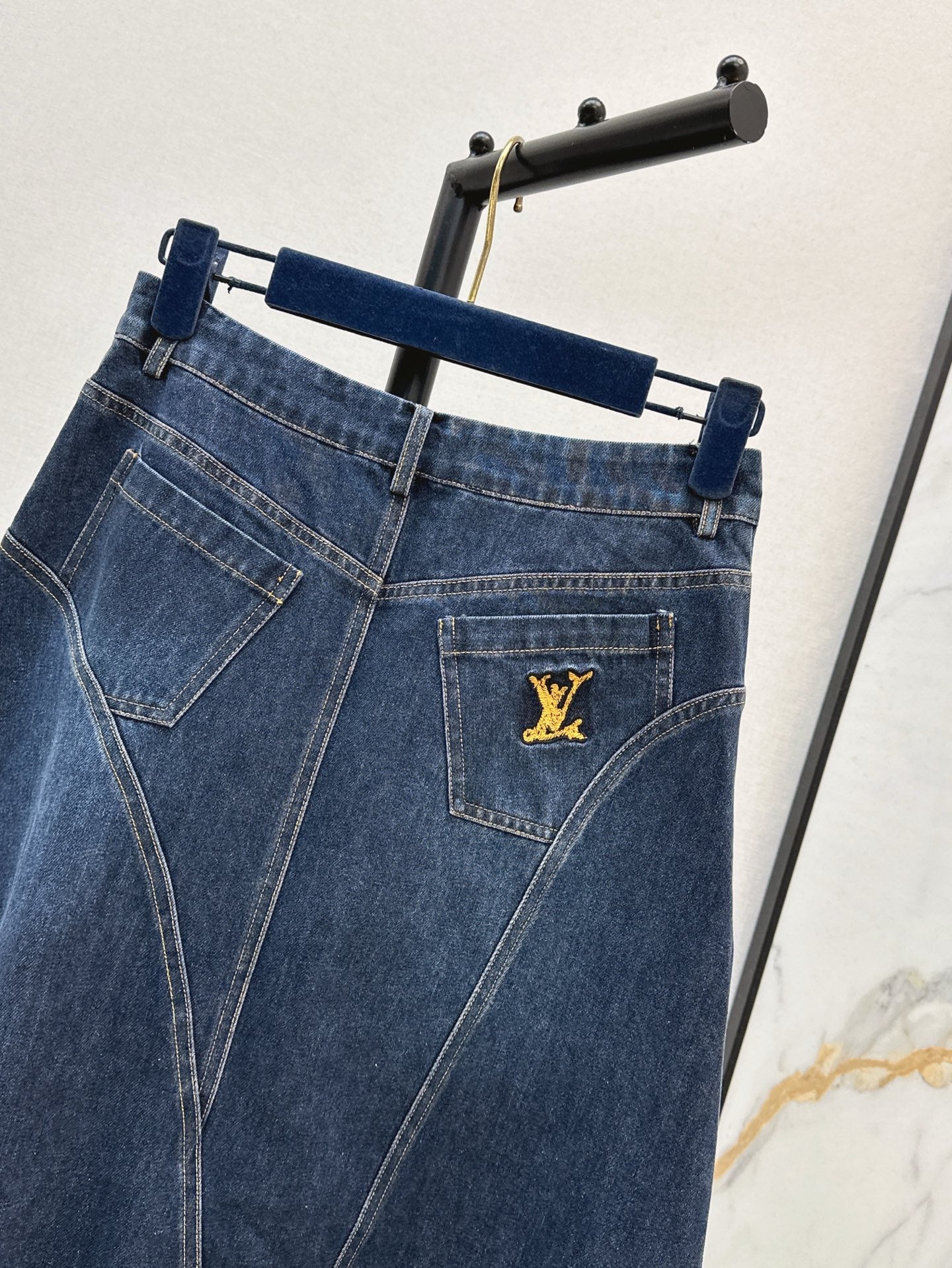 Loui* 25ss split denim skirt