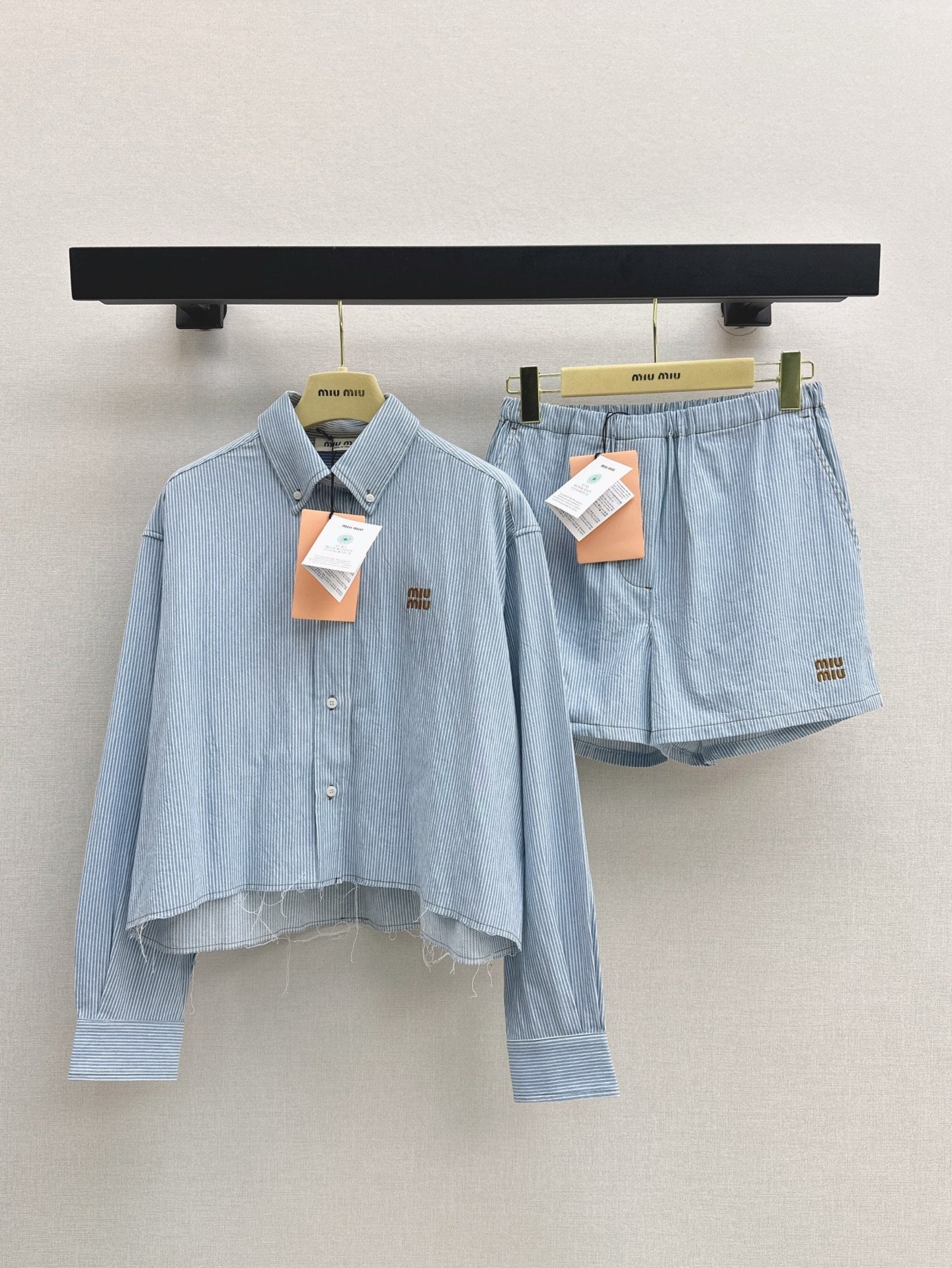 M*u 25ss raw edge cropped denim shirt