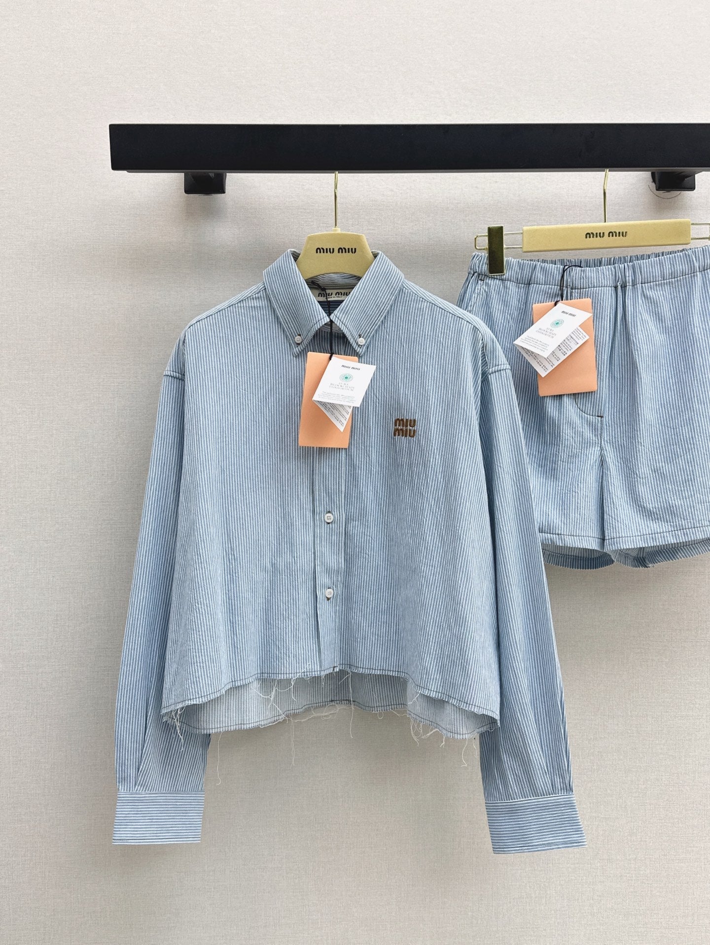 M*u 25ss raw edge cropped denim shirt
