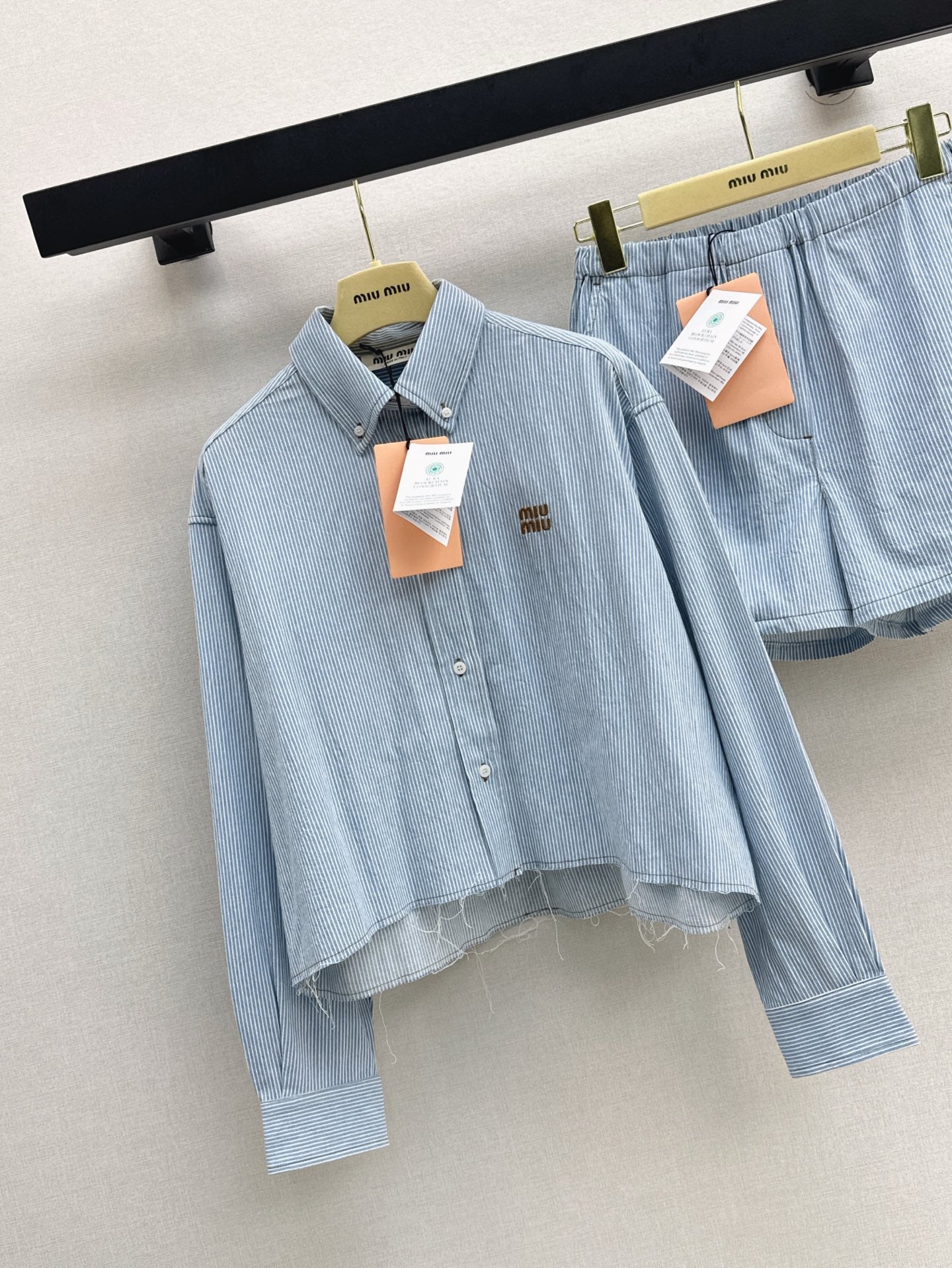 M*u 25ss raw edge cropped denim shirt