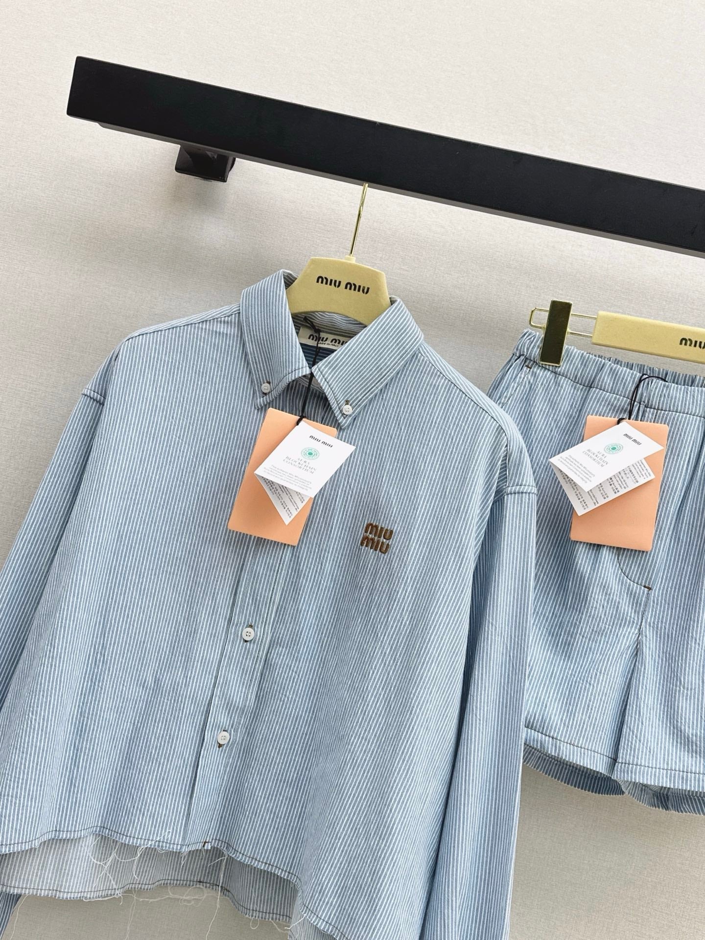 M*u 25ss raw edge cropped denim shirt