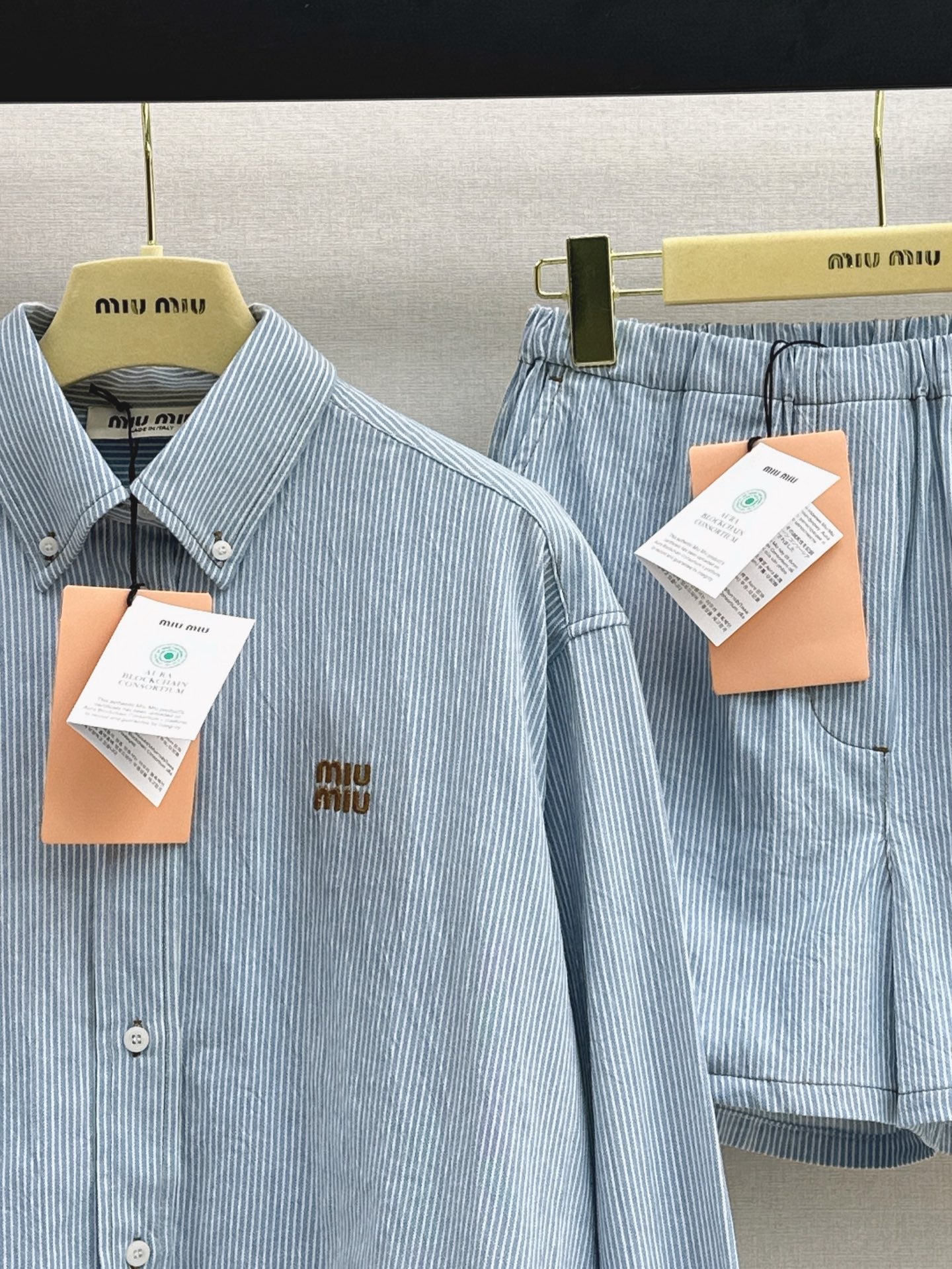 M*u 25ss raw edge cropped denim shirt