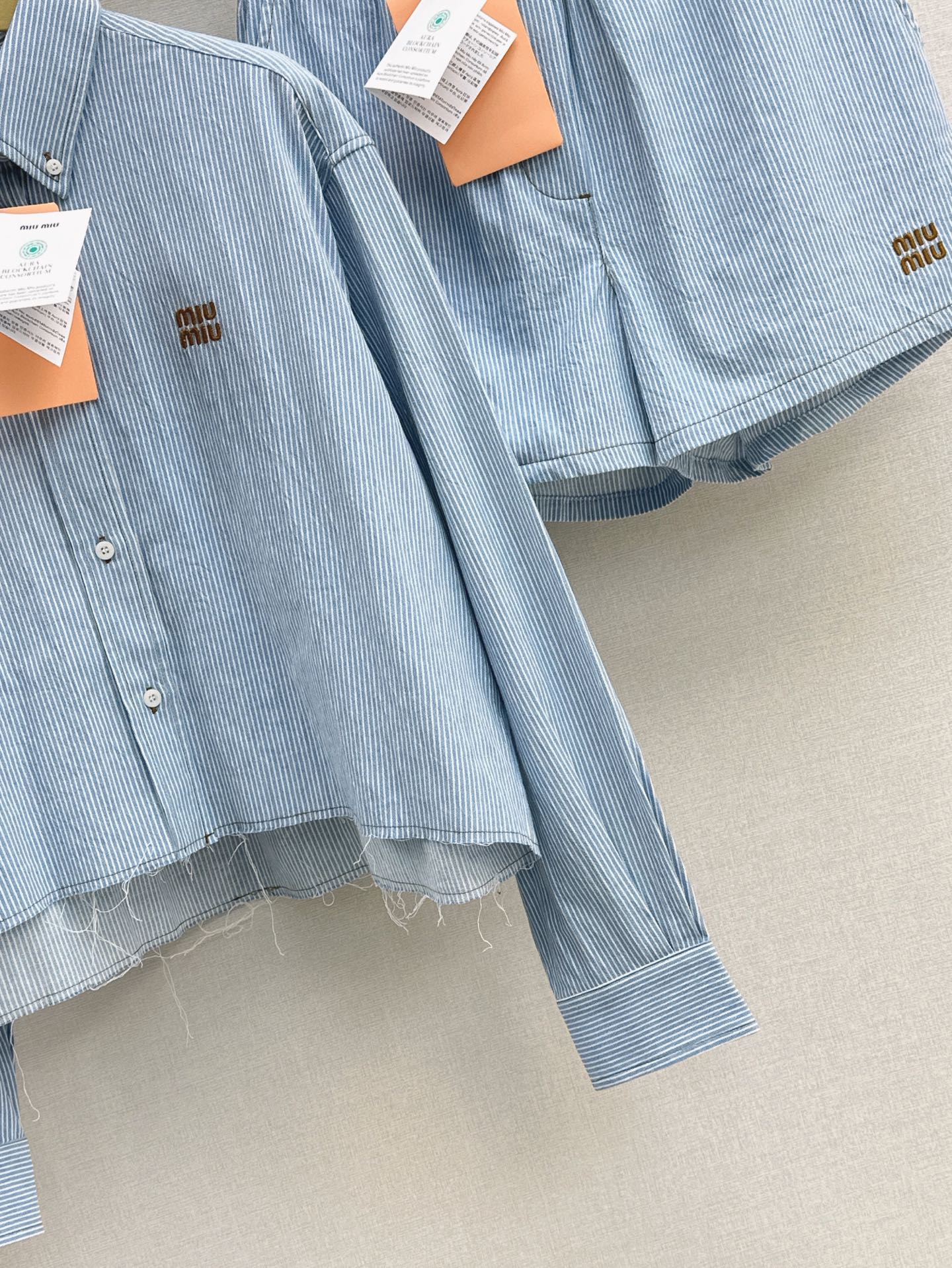 M*u 25ss raw edge cropped denim shirt