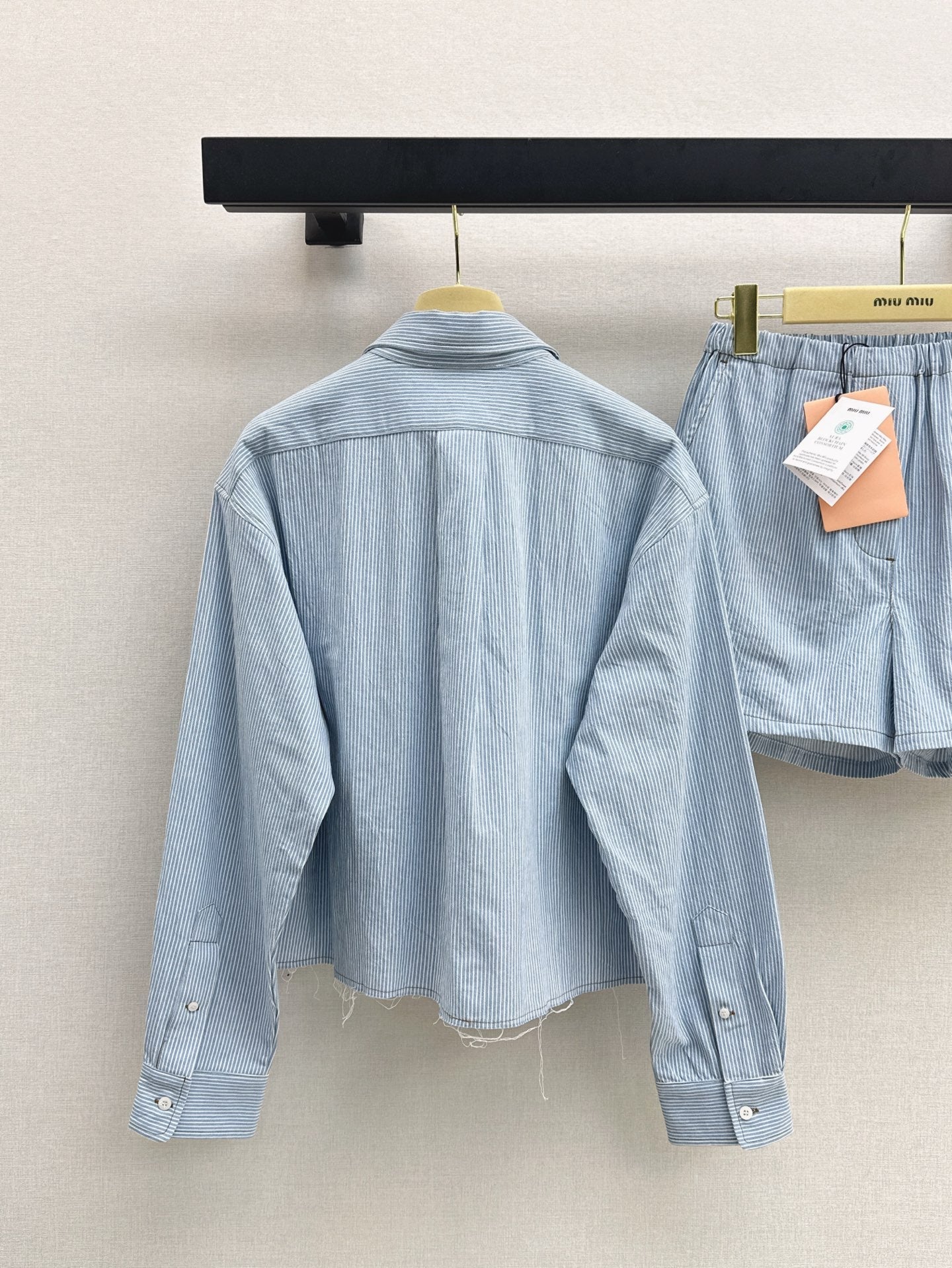 M*u 25ss raw edge cropped denim shirt