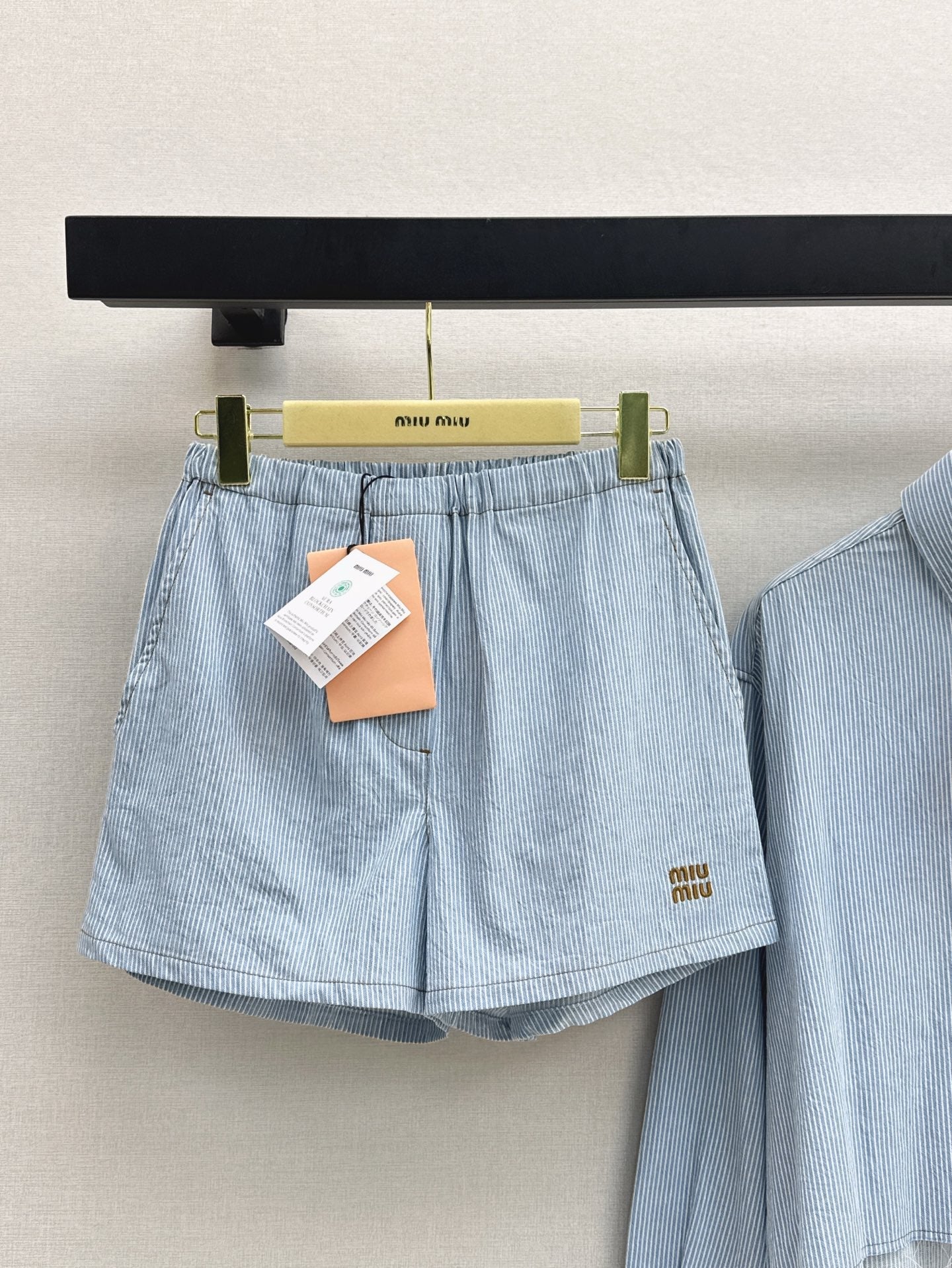 M*u 25ss raw edge cropped denim shirt