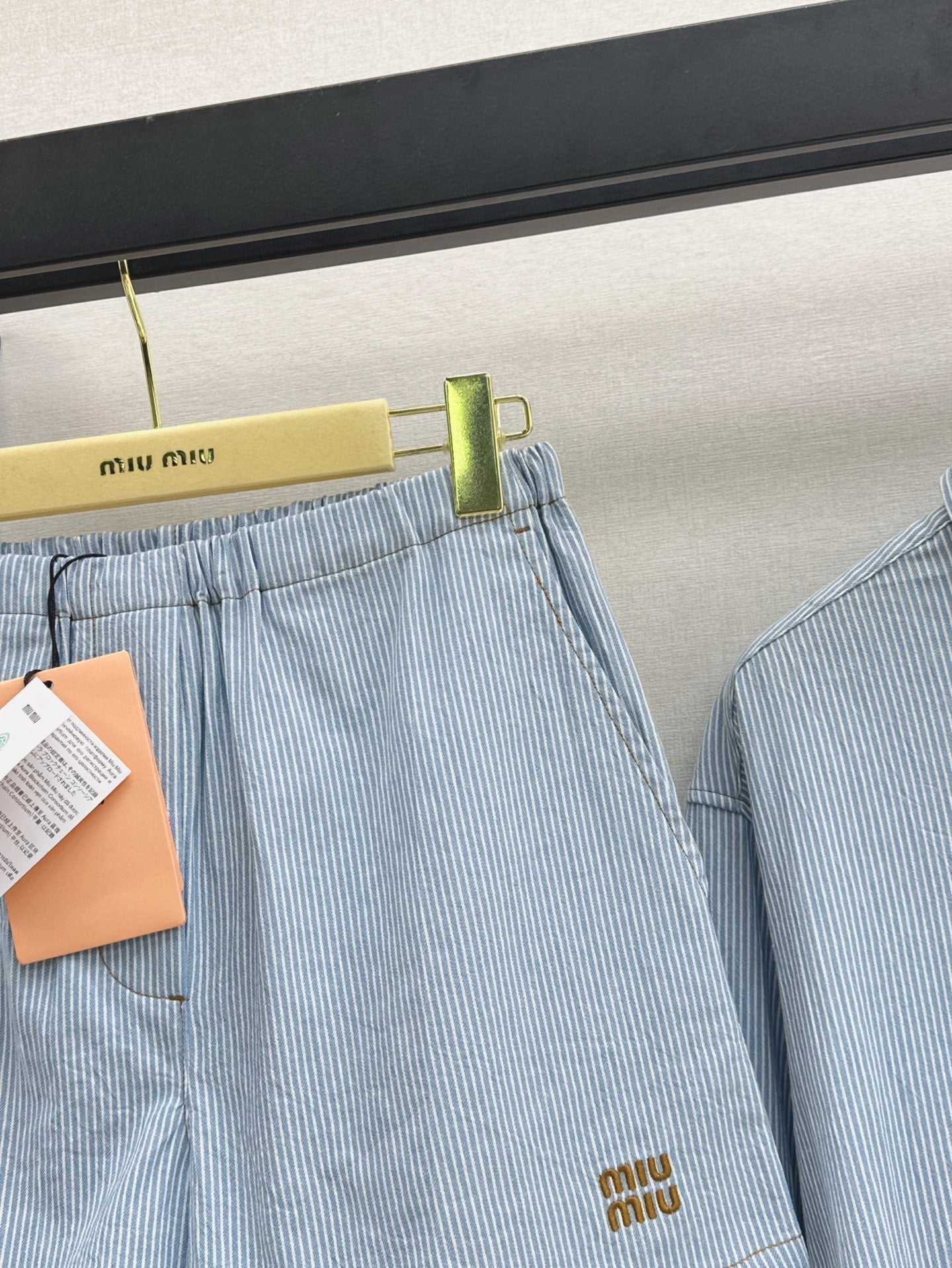 M*u 25ss raw edge cropped denim shirt