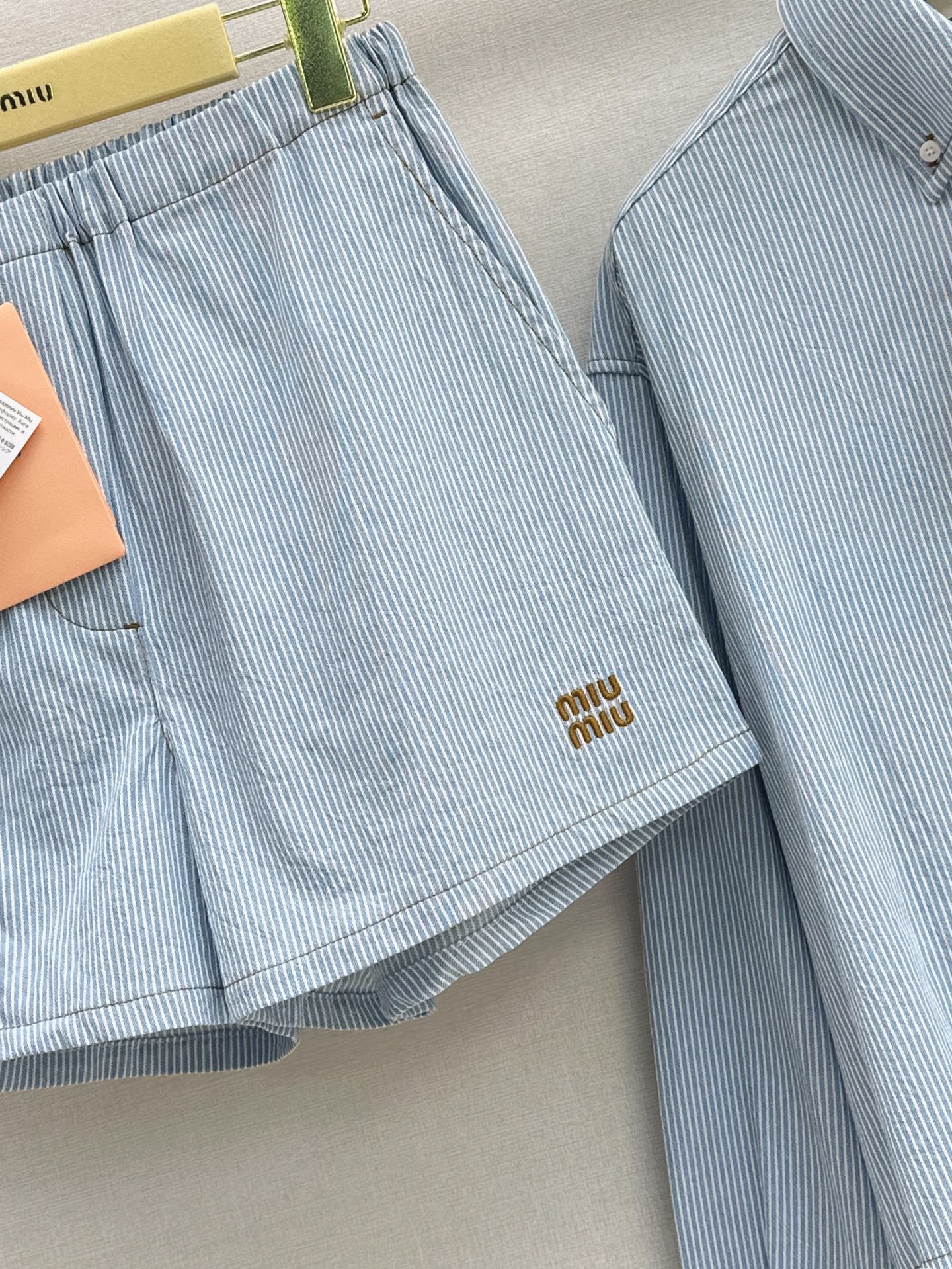 M*u 25ss raw edge cropped denim shirt