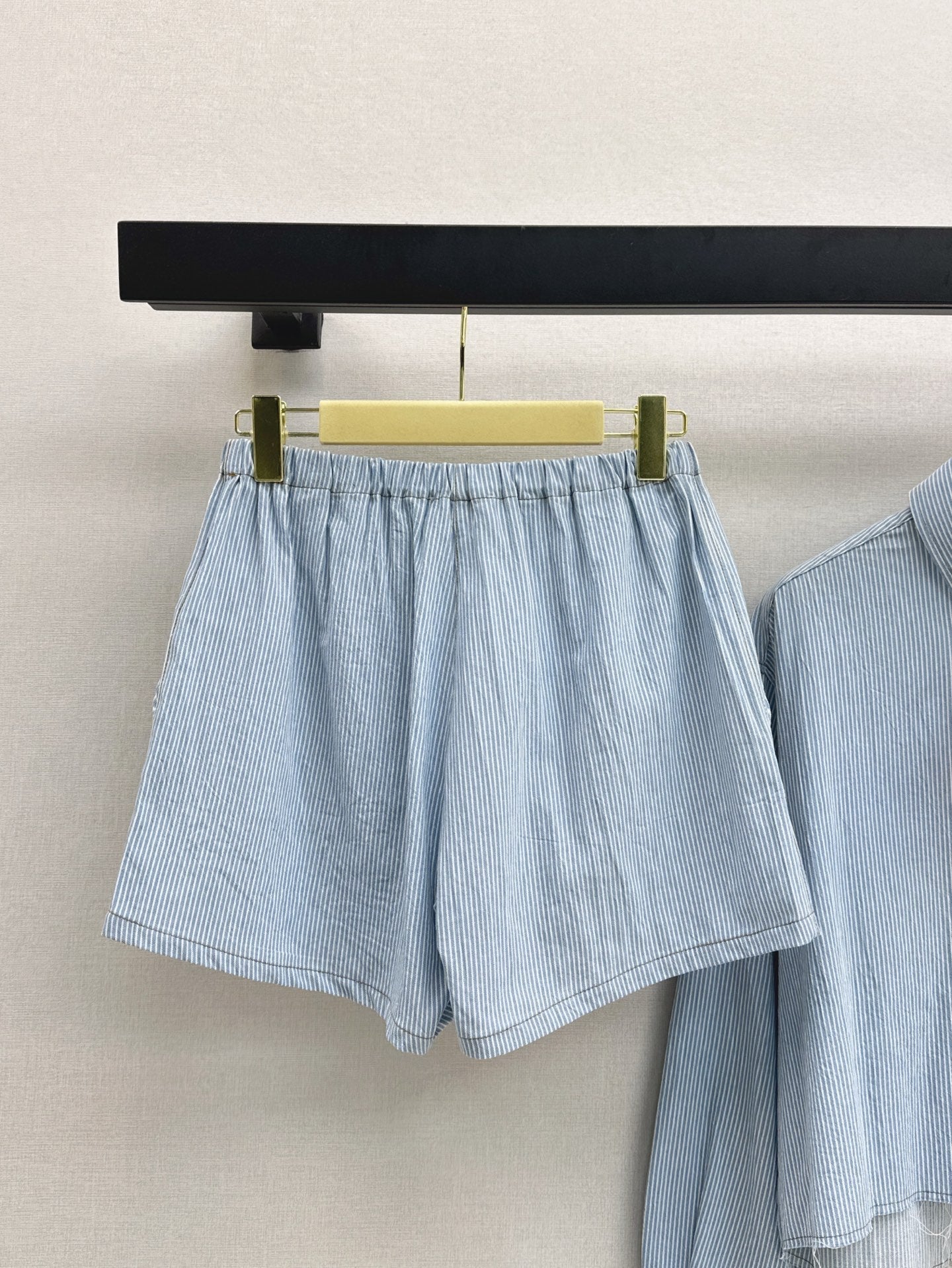 M*u 25ss raw edge cropped denim shirt