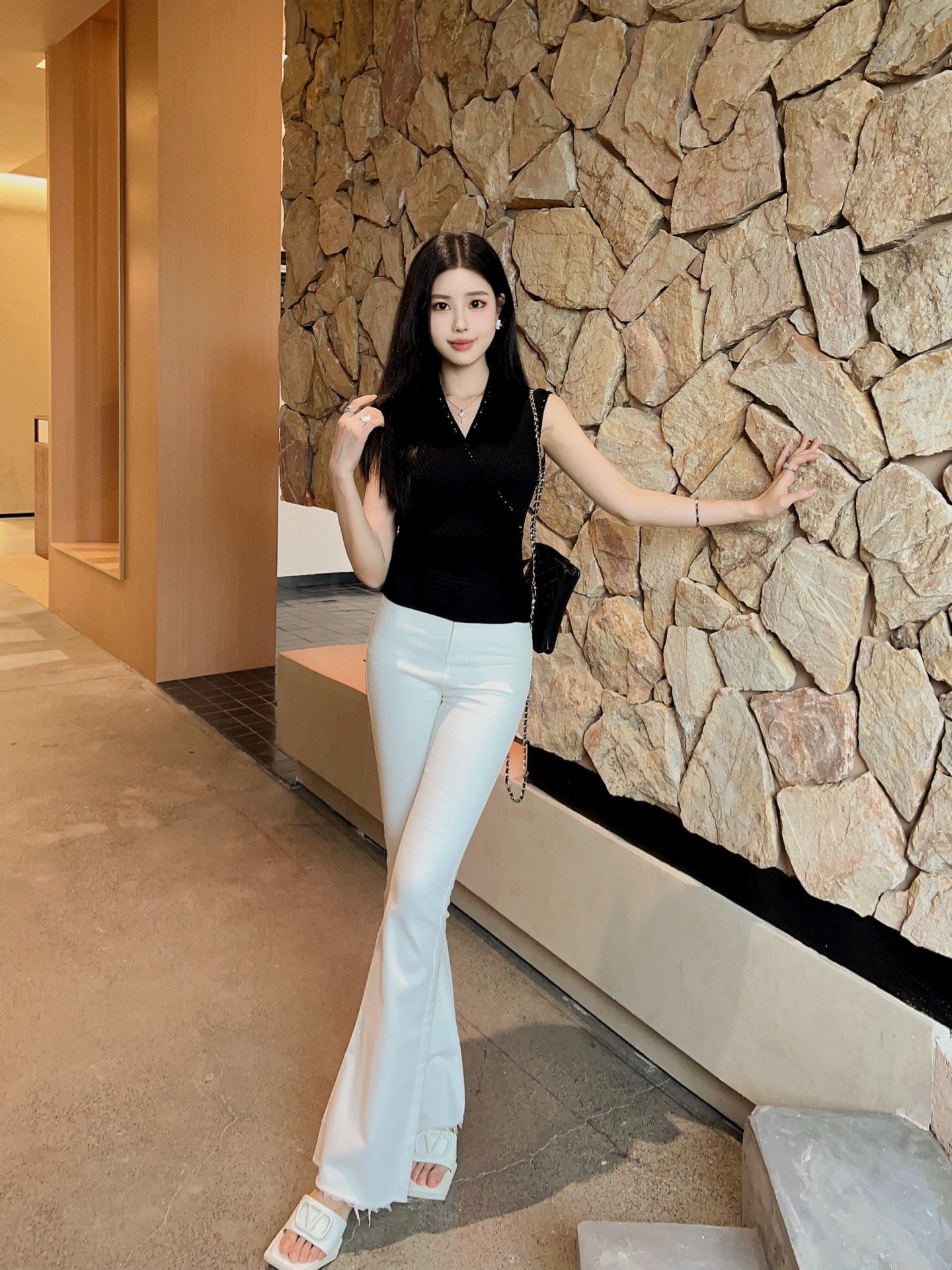 Balm* 25ss beaded sleeveless knitted top