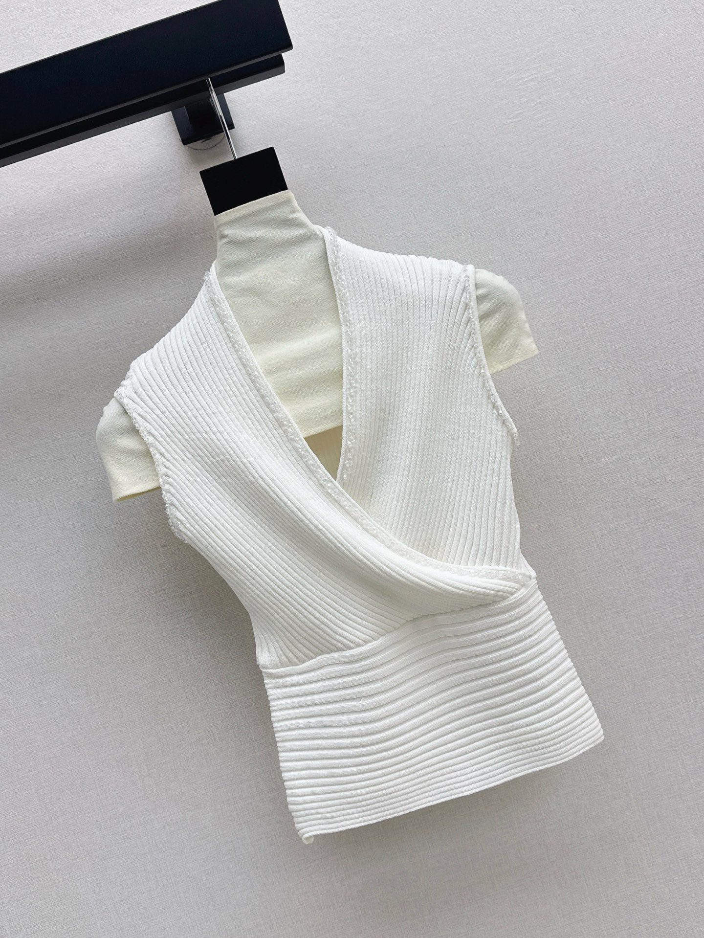 Balm* 25ss beaded sleeveless knitted top