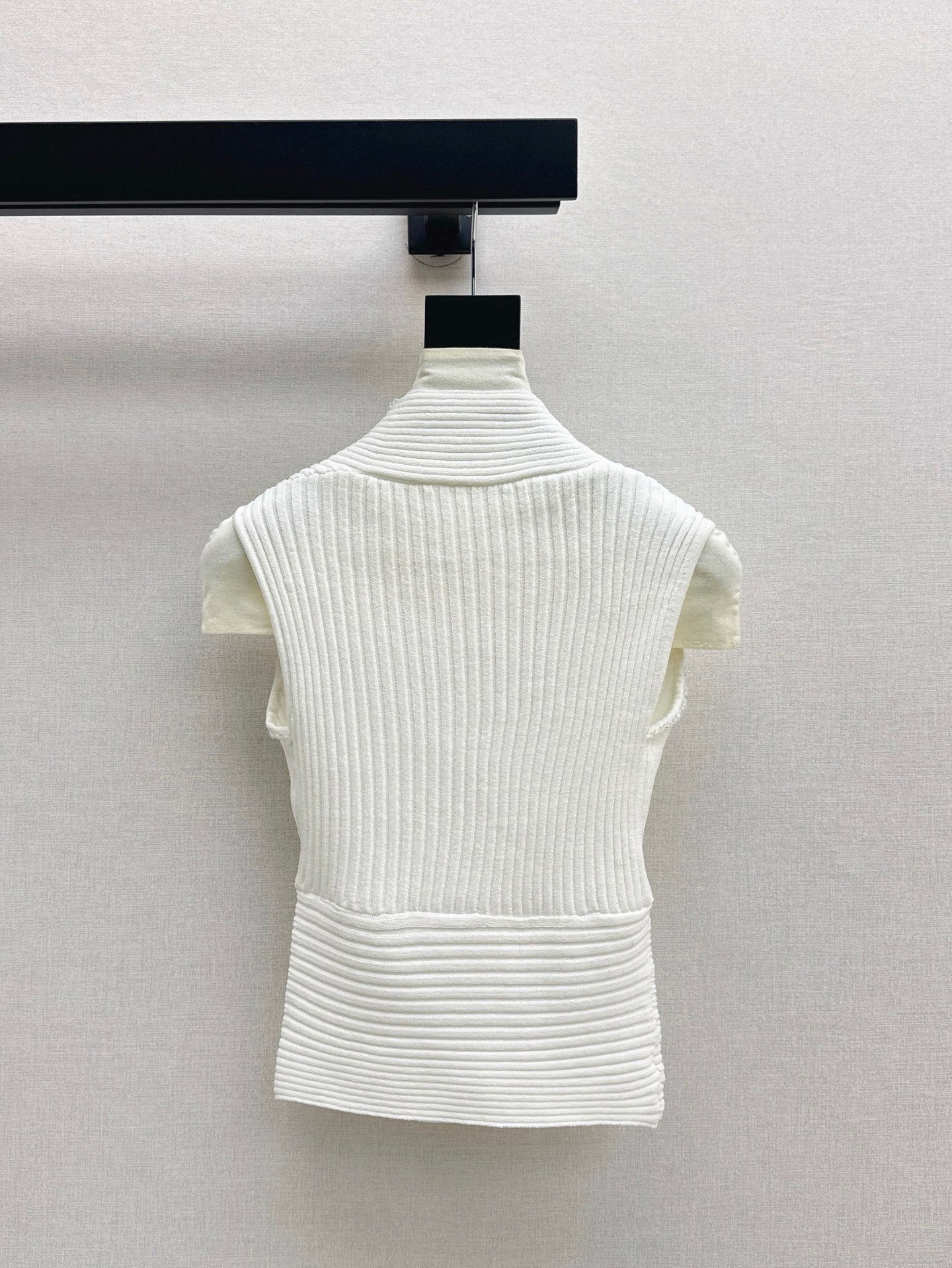 Balm* 25ss beaded sleeveless knitted top