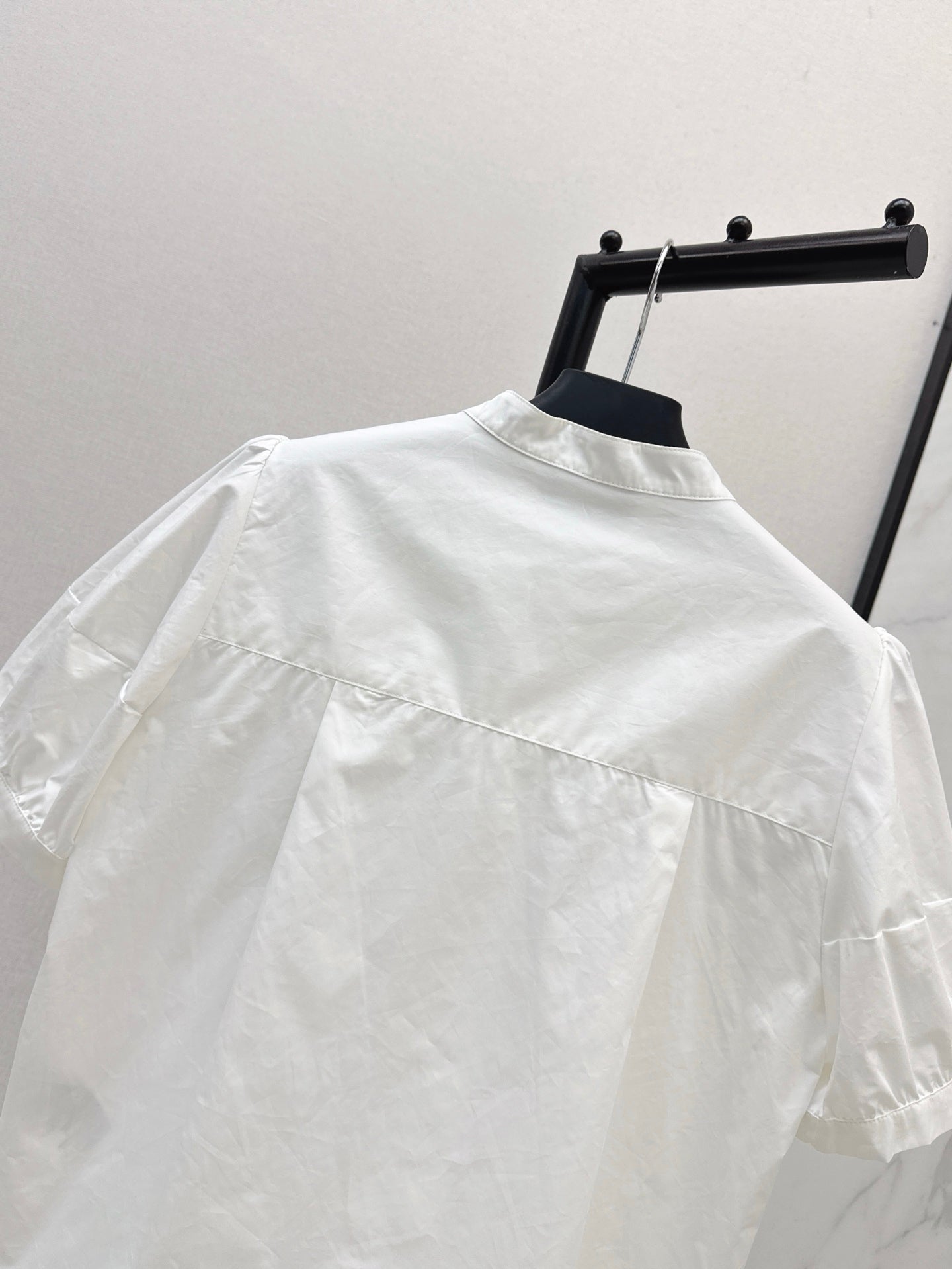 Pra* 25ss embroidered crop shirt