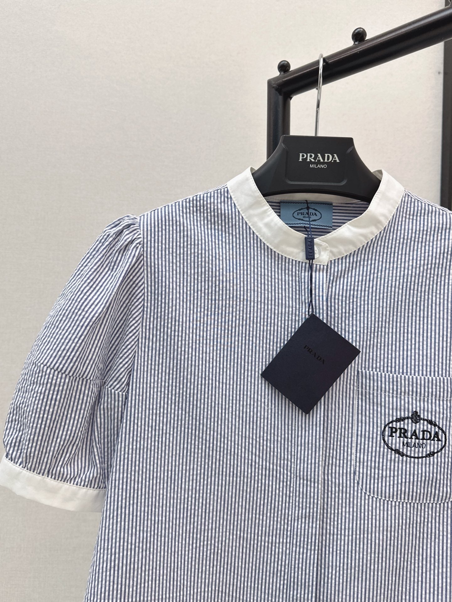 Pra* 25ss embroidered crop shirt