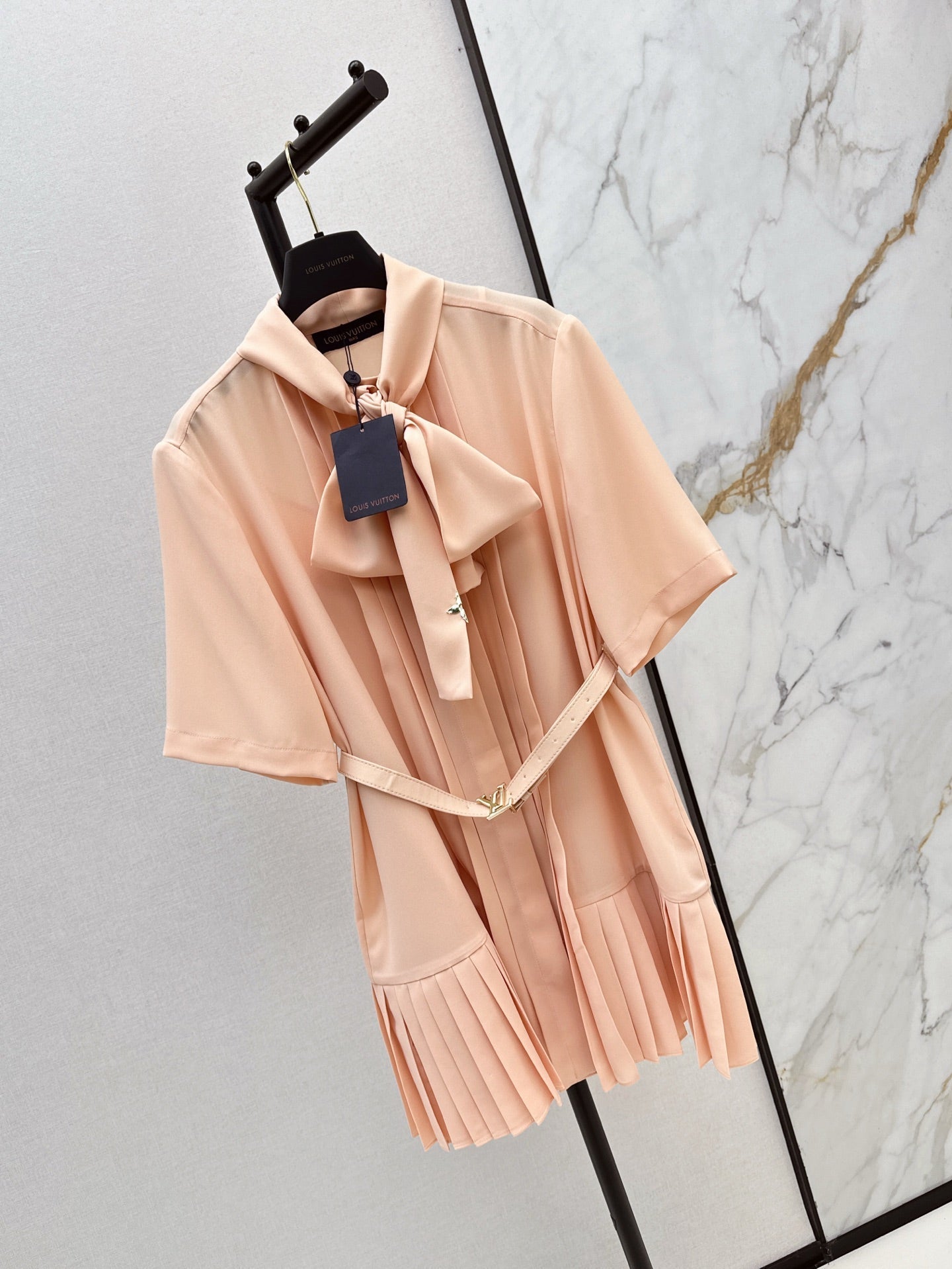 Loui* 25ss flowing bow tie pleated dress