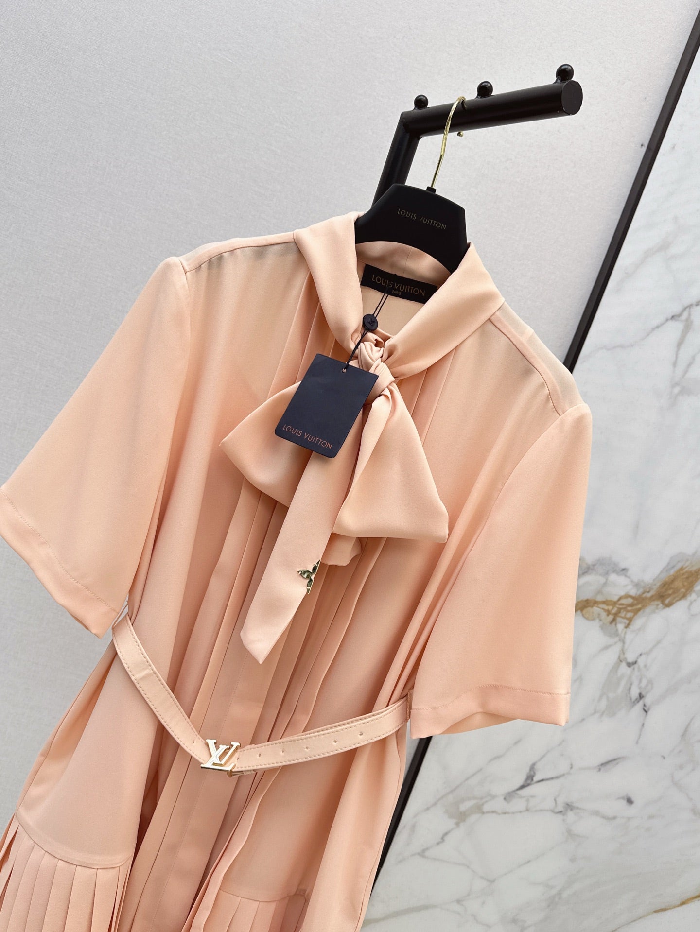 Loui* 25ss flowing bow tie pleated dress