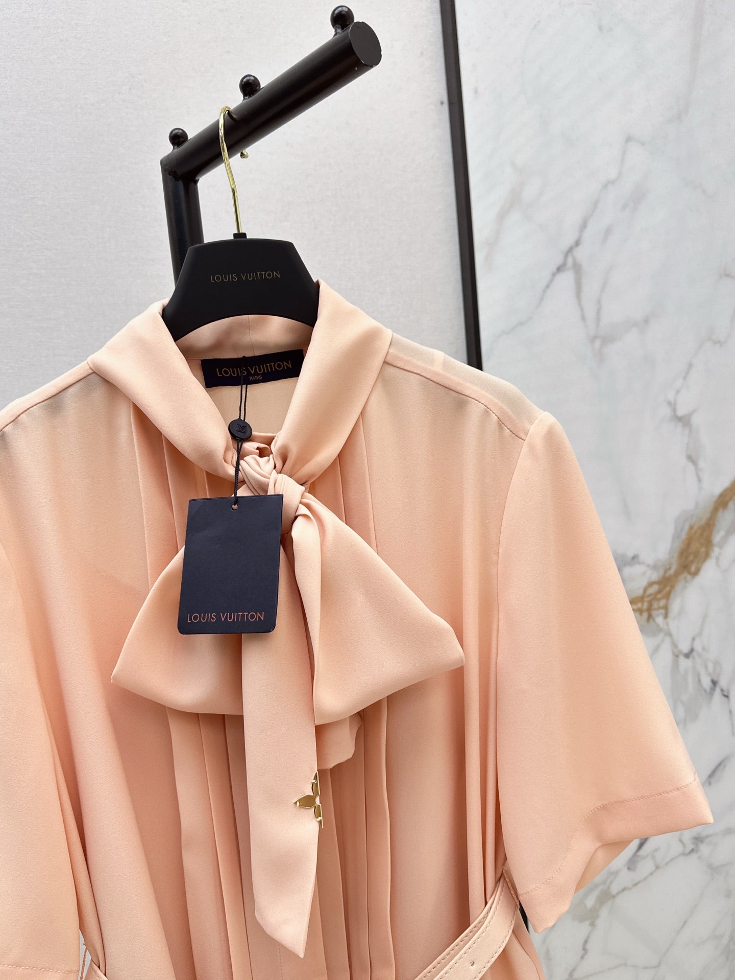 Loui* 25ss flowing bow tie pleated dress