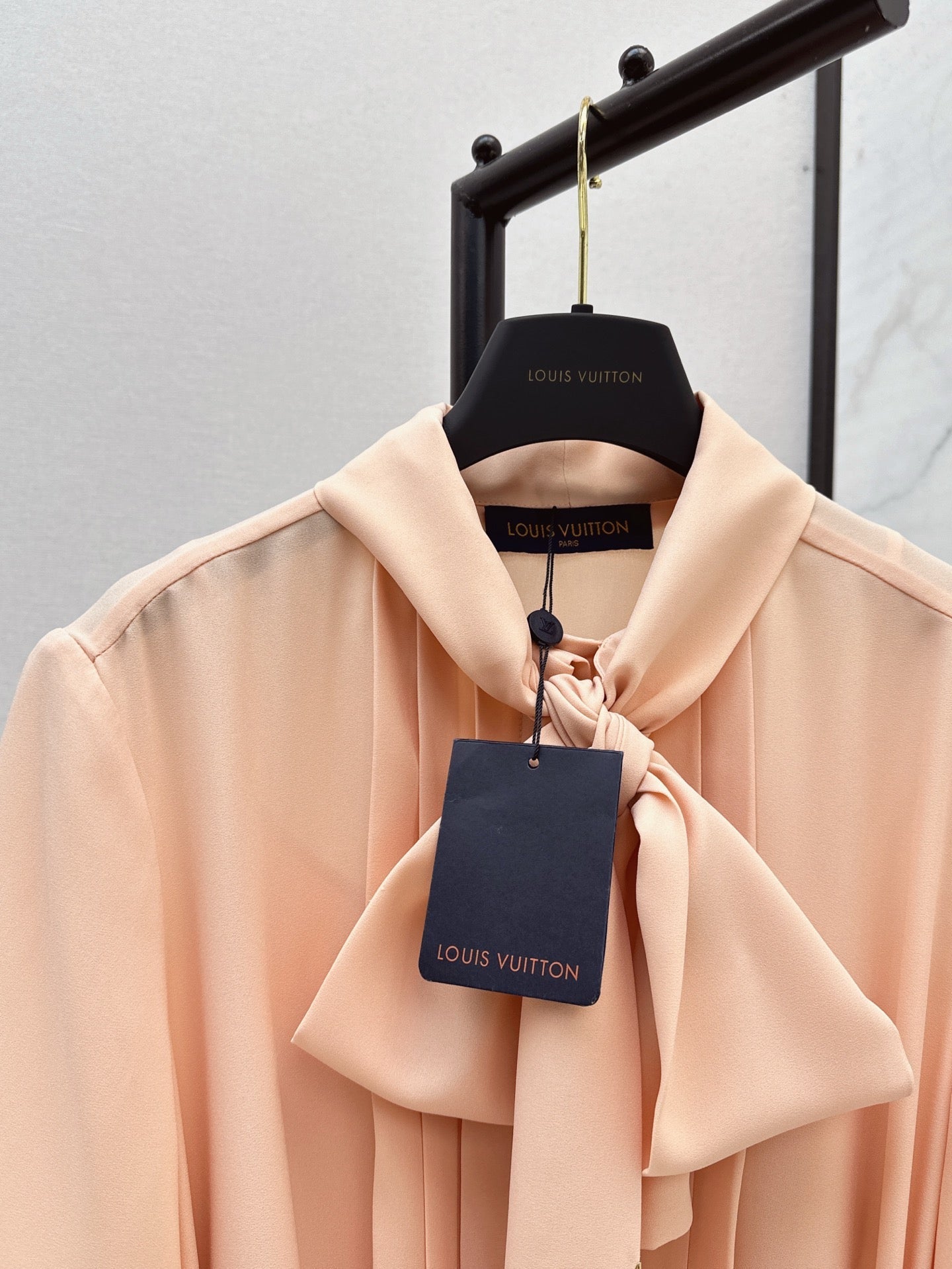 Loui* 25ss flowing bow tie pleated dress