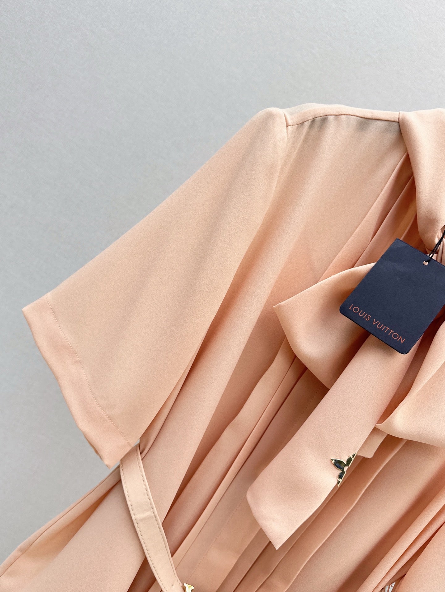 Loui* 25ss flowing bow tie pleated dress