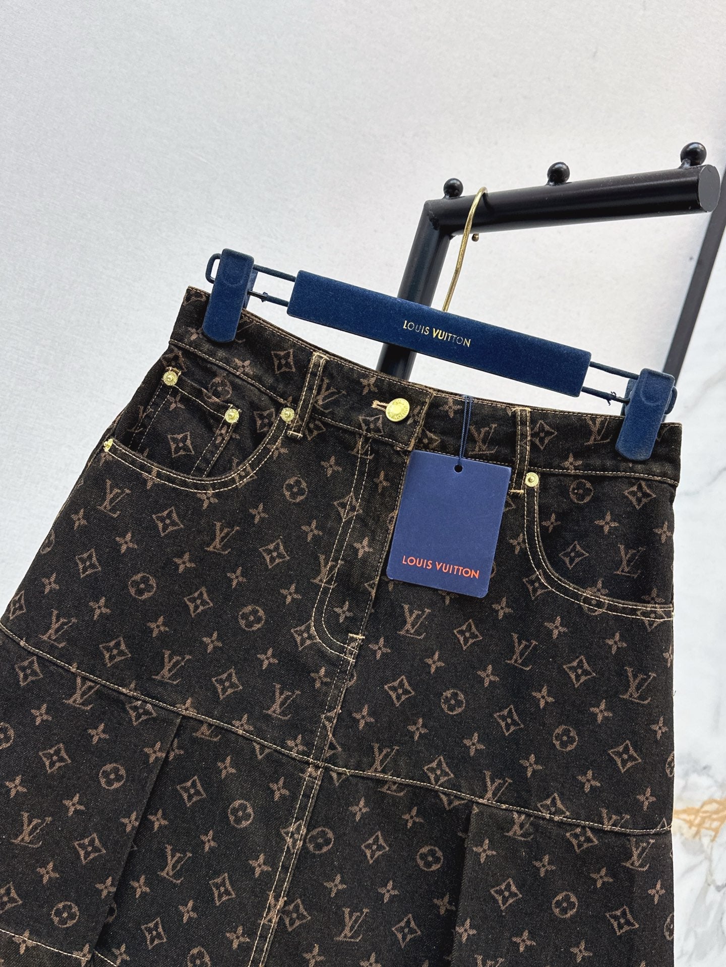 Loui* 25ss monogram denim pleated miniskirt
