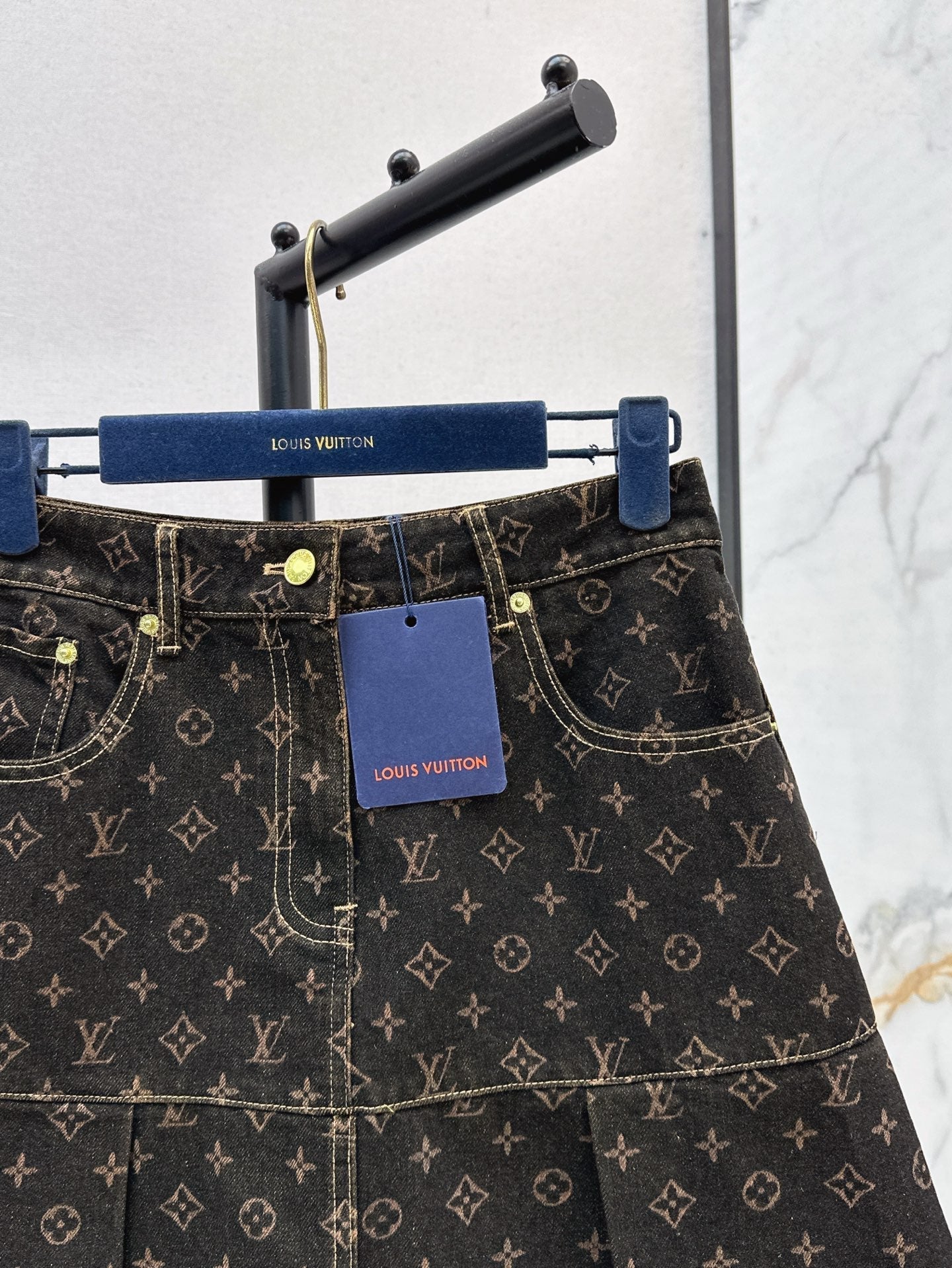 Loui* 25ss monogram denim pleated miniskirt