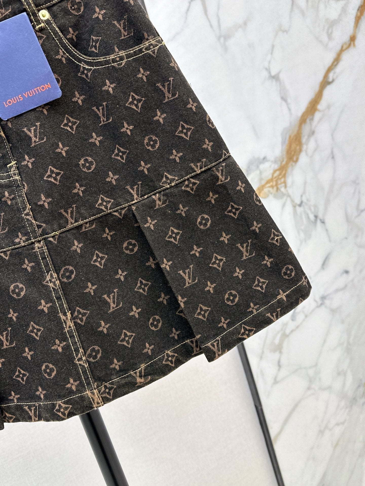 Loui* 25ss monogram denim pleated miniskirt