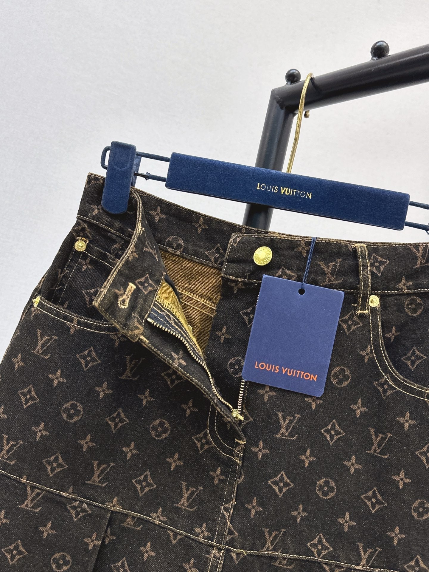 Loui* 25ss monogram denim pleated miniskirt