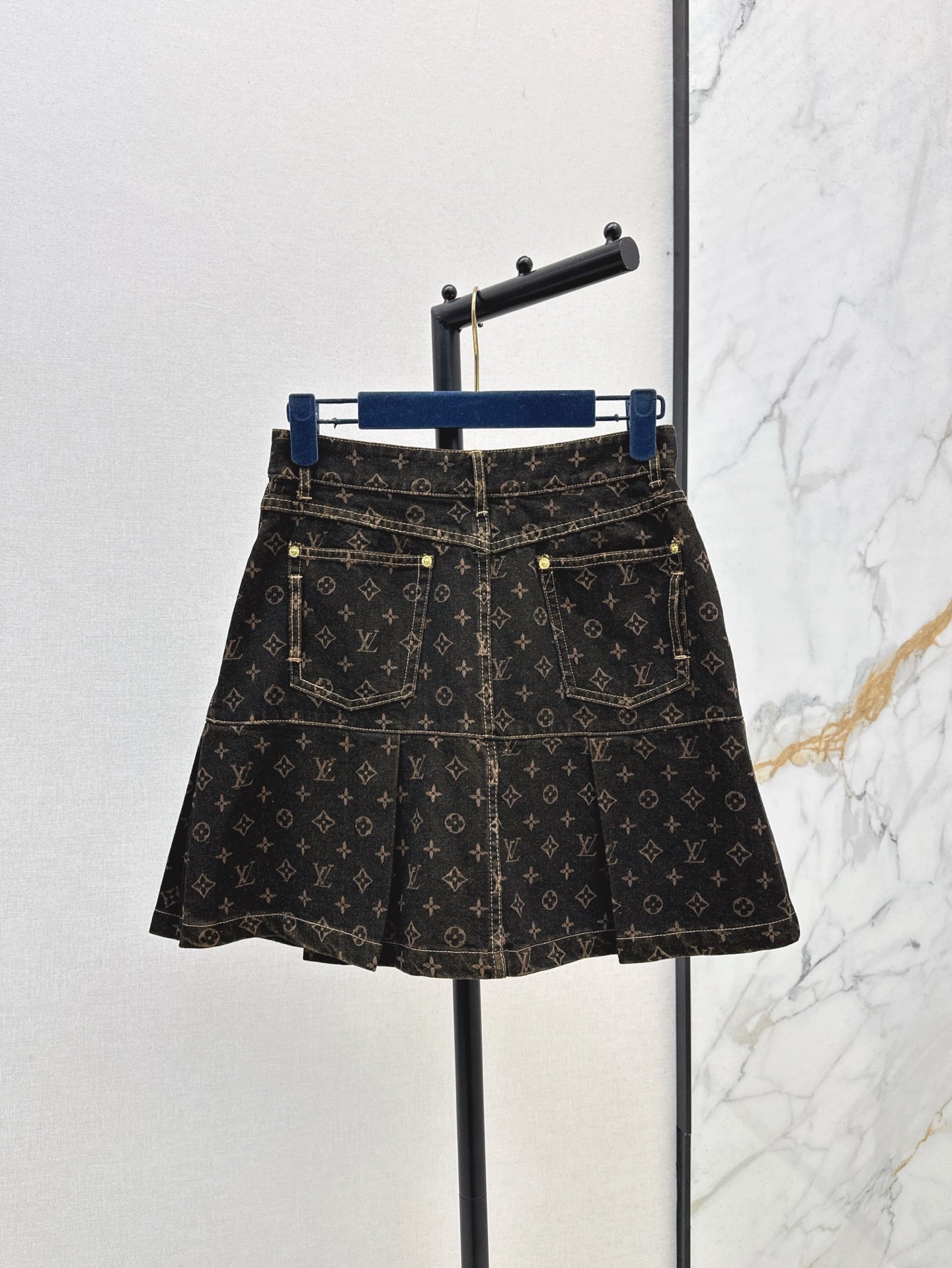 Loui* 25ss monogram denim pleated miniskirt