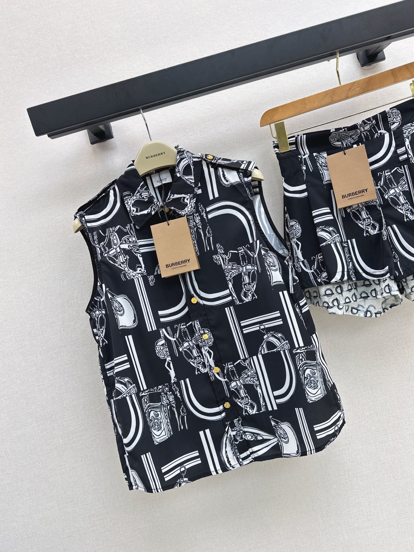 Bur* 25ss printed sleeveless shirt and skirt suit