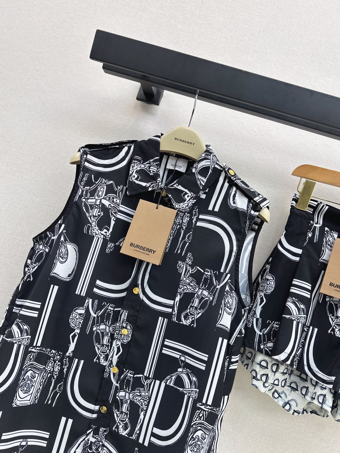 Bur* 25ss printed sleeveless shirt and skirt suit