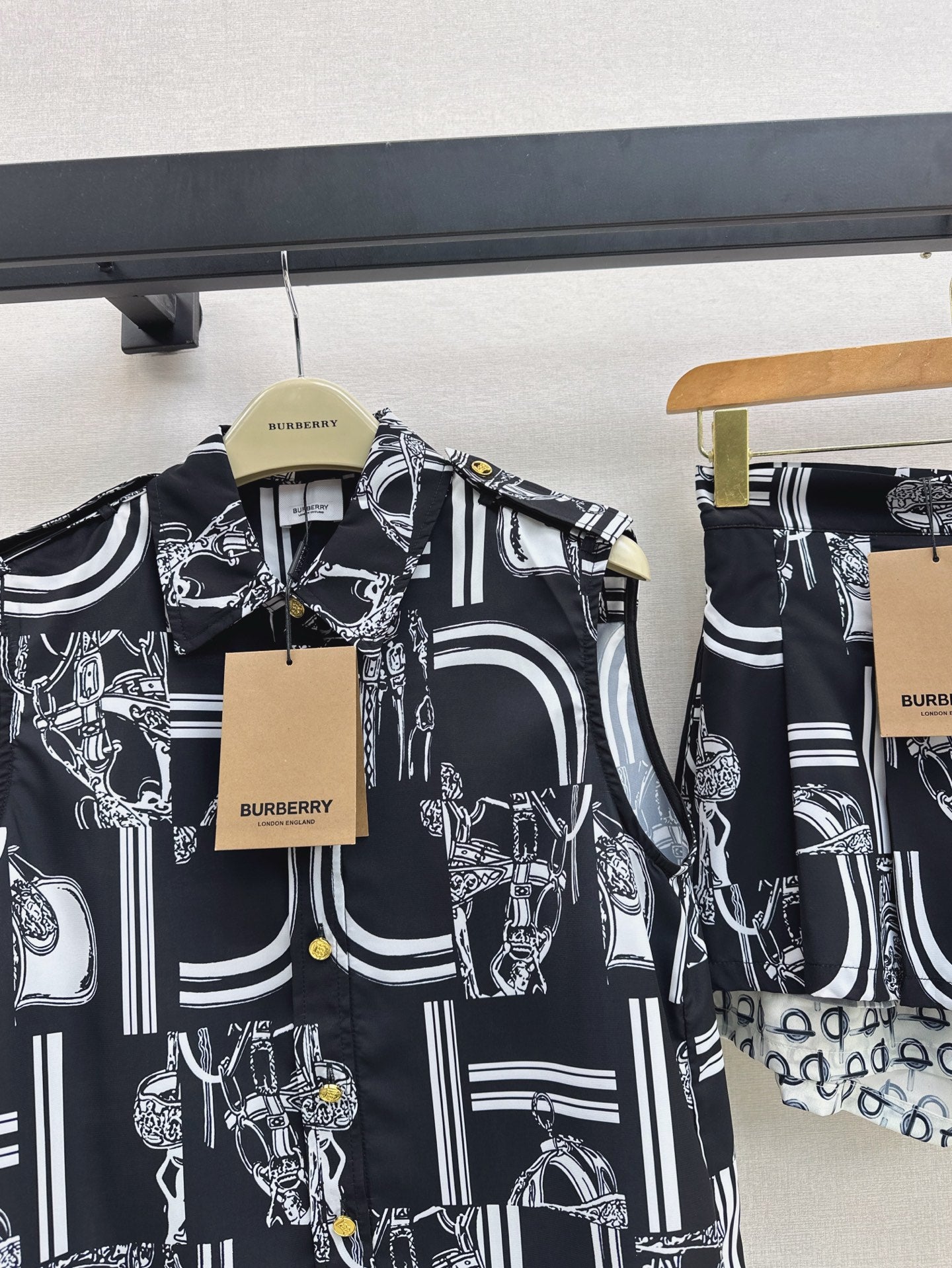 Bur* 25ss printed sleeveless shirt and skirt suit