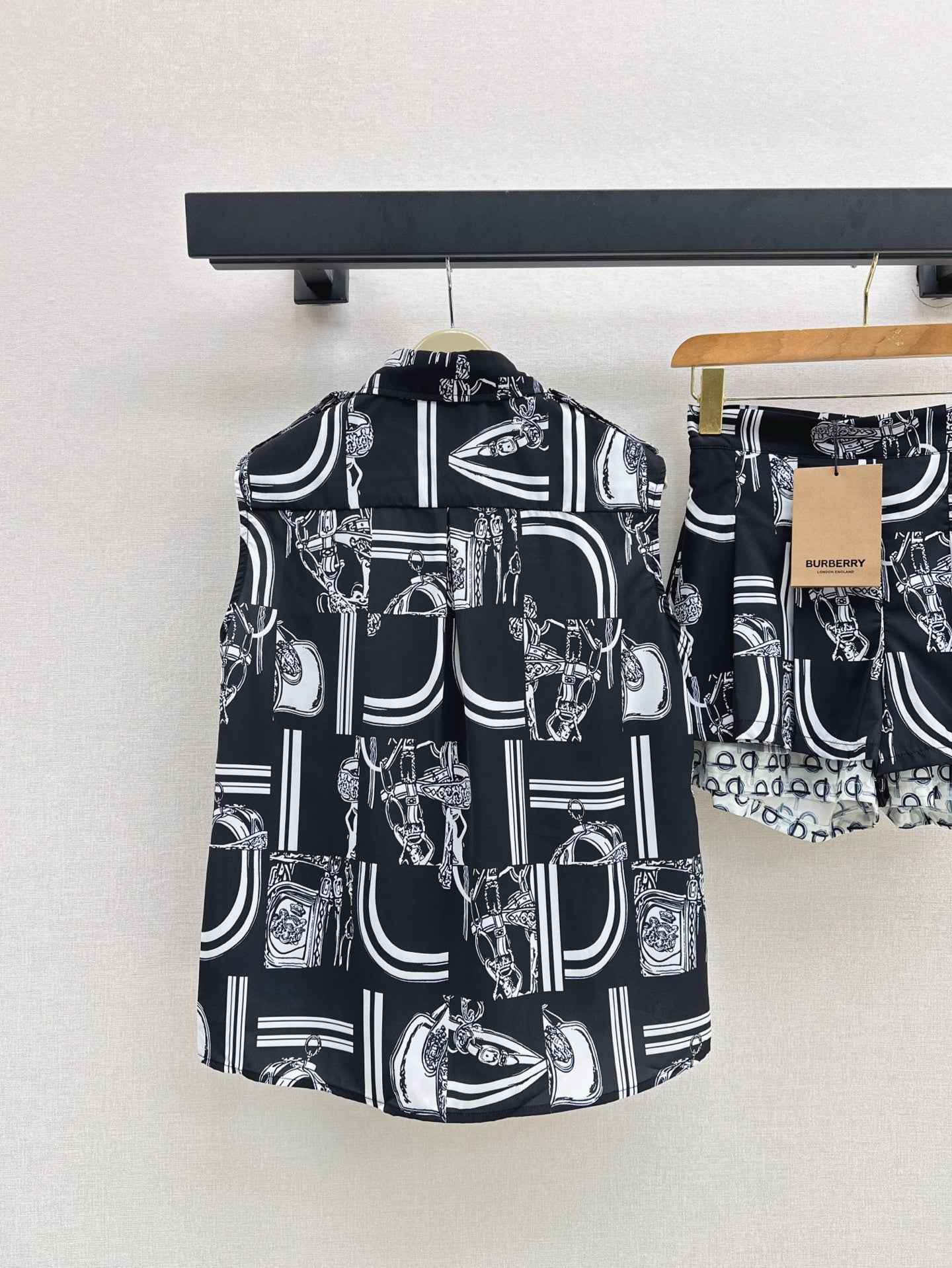 Bur* 25ss printed sleeveless shirt and skirt suit