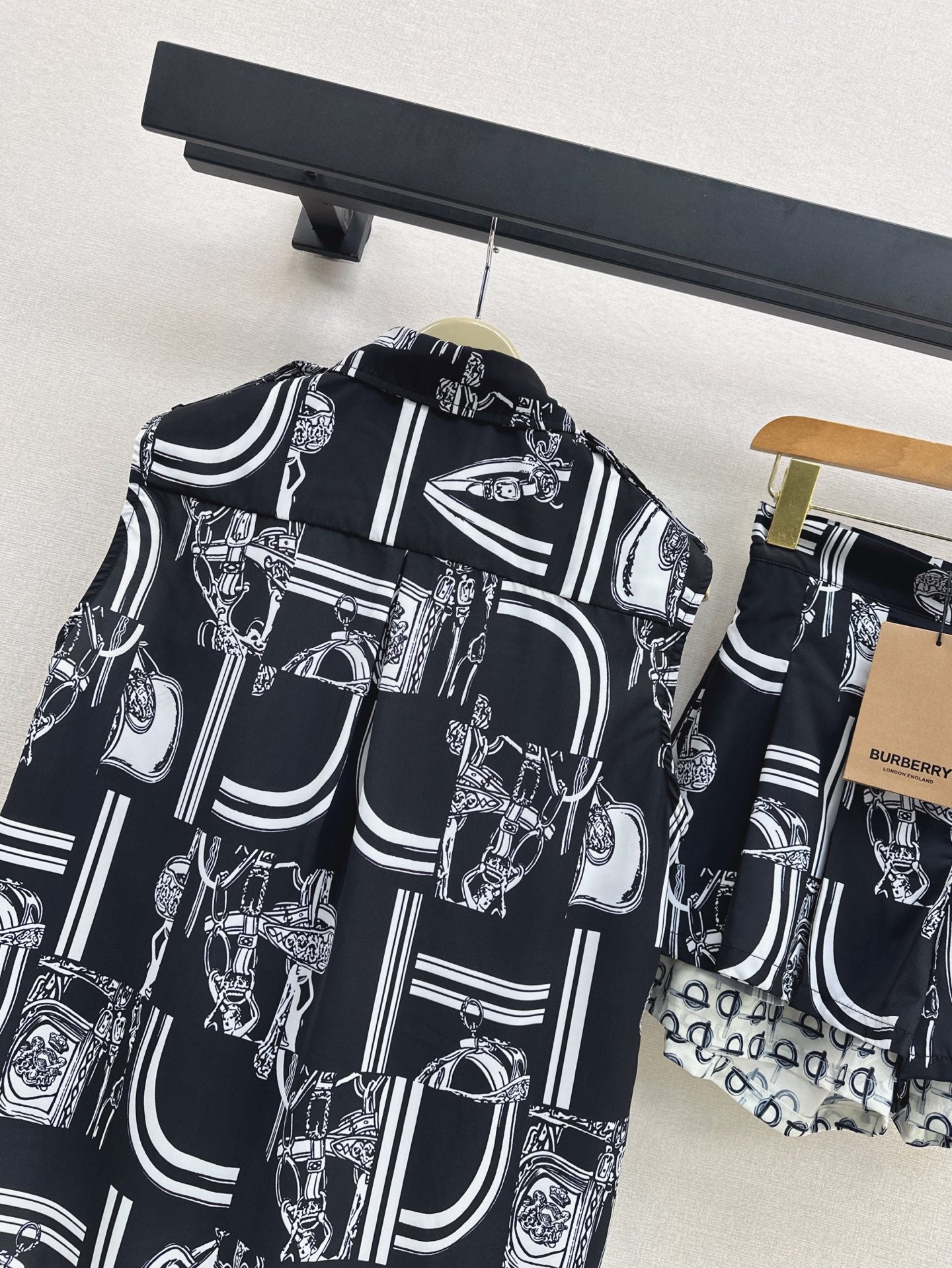 Bur* 25ss printed sleeveless shirt and skirt suit