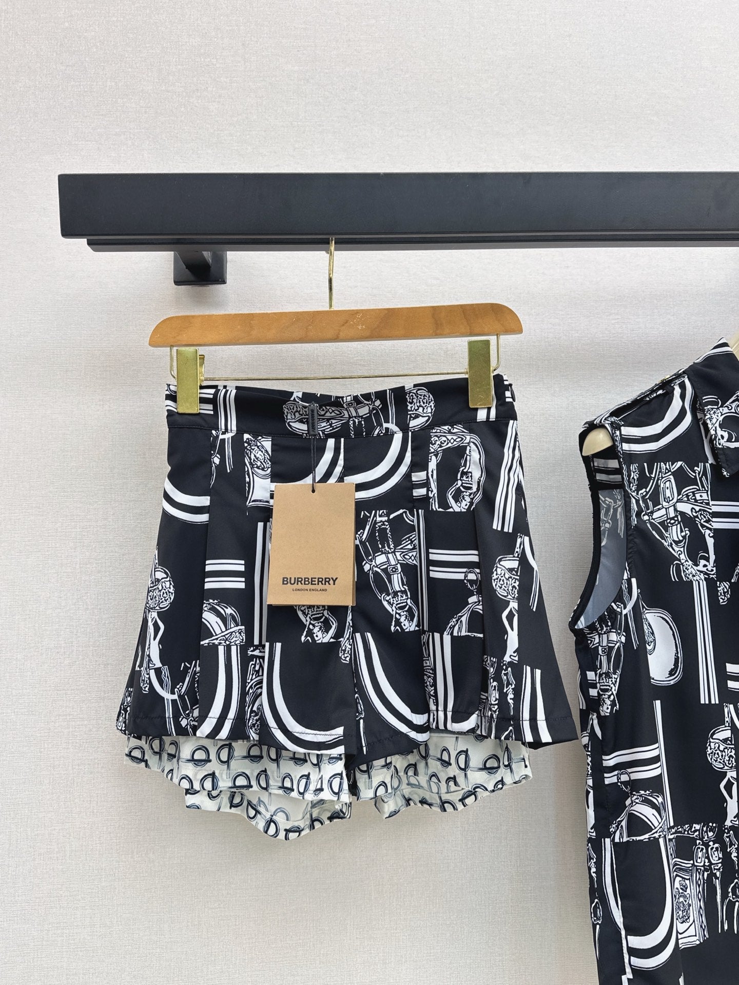 Bur* 25ss printed sleeveless shirt and skirt suit