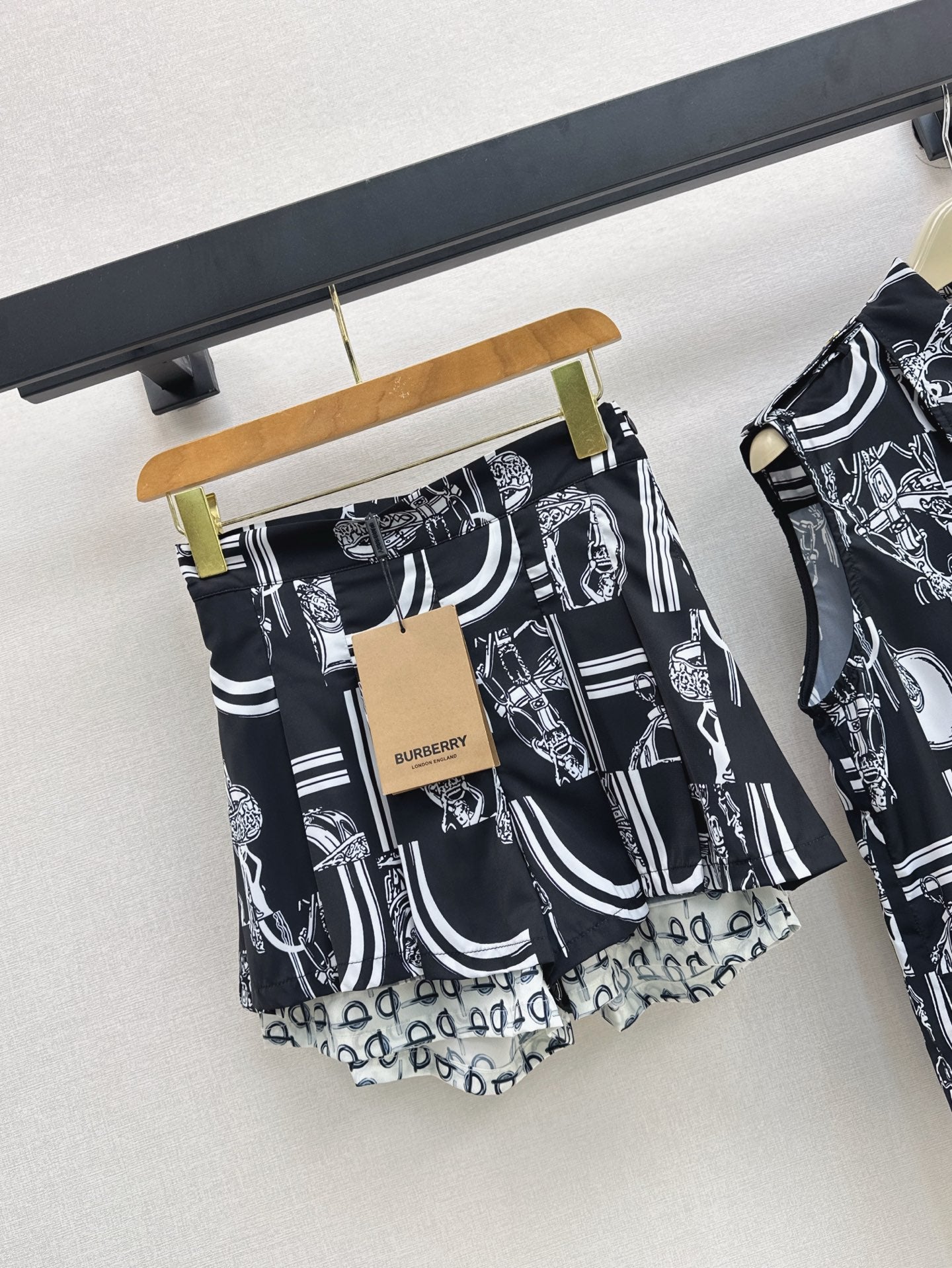 Bur* 25ss printed sleeveless shirt and skirt suit