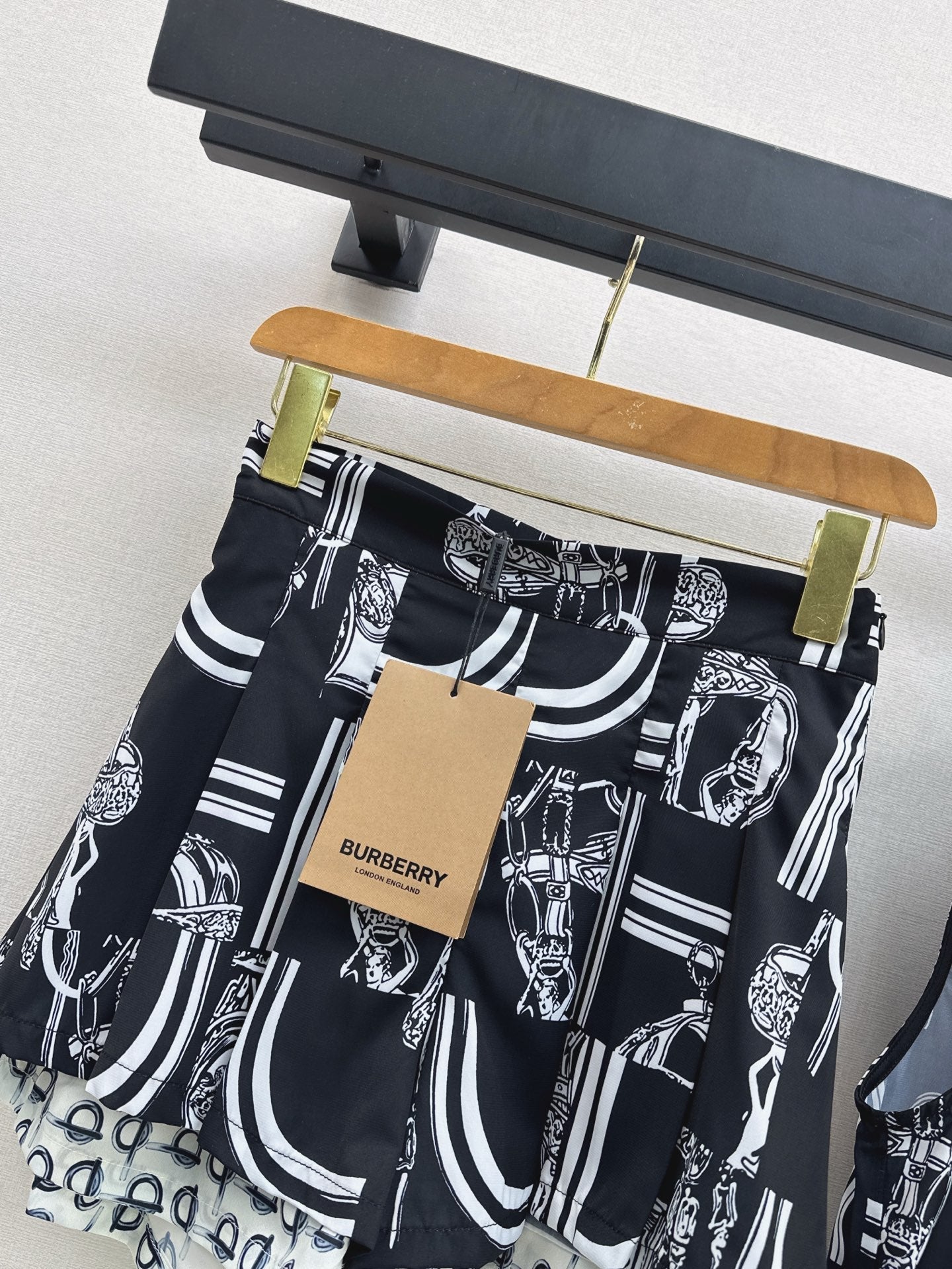 Bur* 25ss printed sleeveless shirt and skirt suit